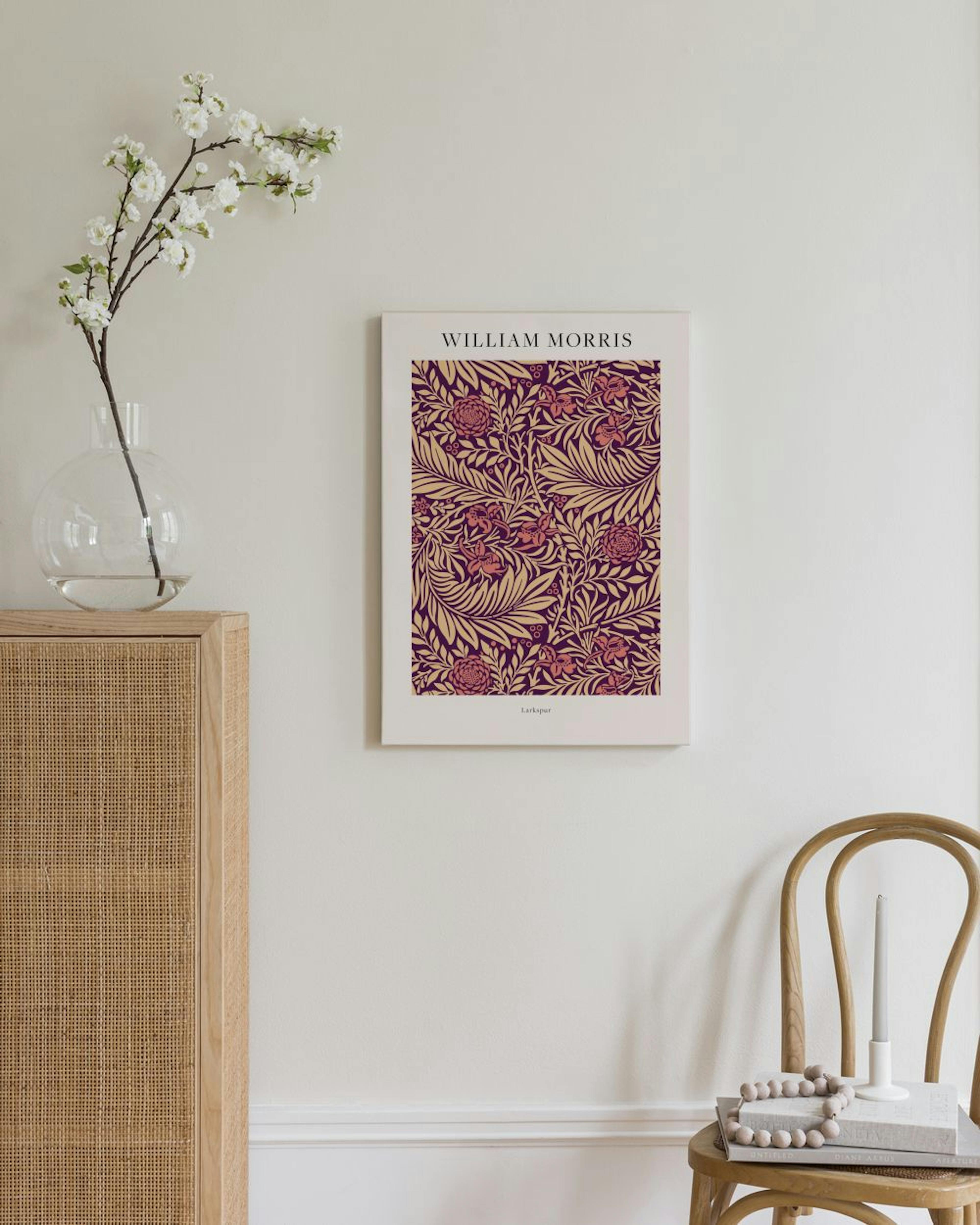 William Morris Larkspur kanvaasi violetti-beigenä, rottinkikaapin ja puutuolin yläpuolella.