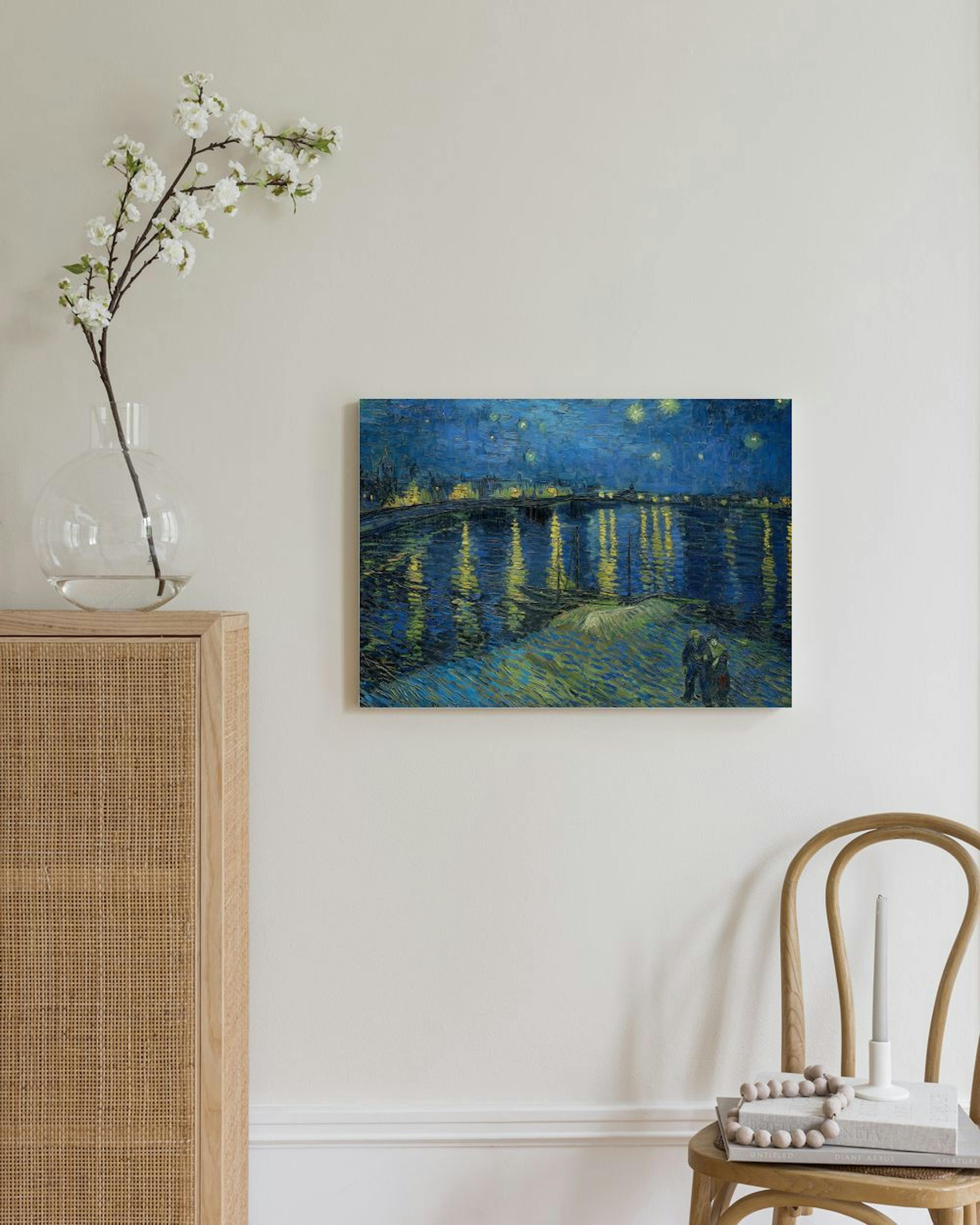 Van Goghin kanvaasi, jossa sininen yötaivas heijastuu jokeen. Kanvaasi on esillä vaaleassa olohuoneessa.