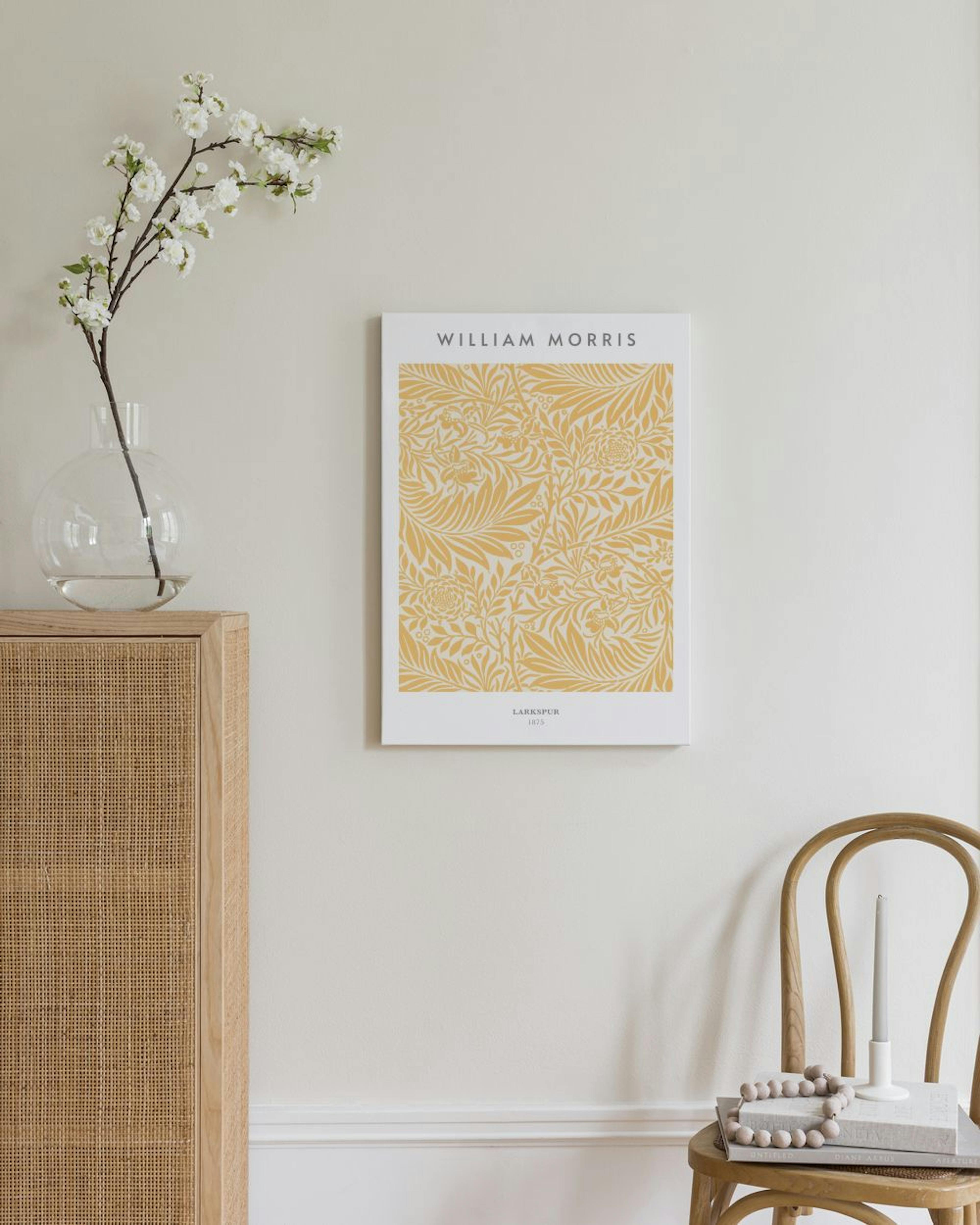 William Morris Larkspur -kanvaasi keltaisella kuviolla modernissa olohuoneessa puisen kaapin ja tuolin vieressä.