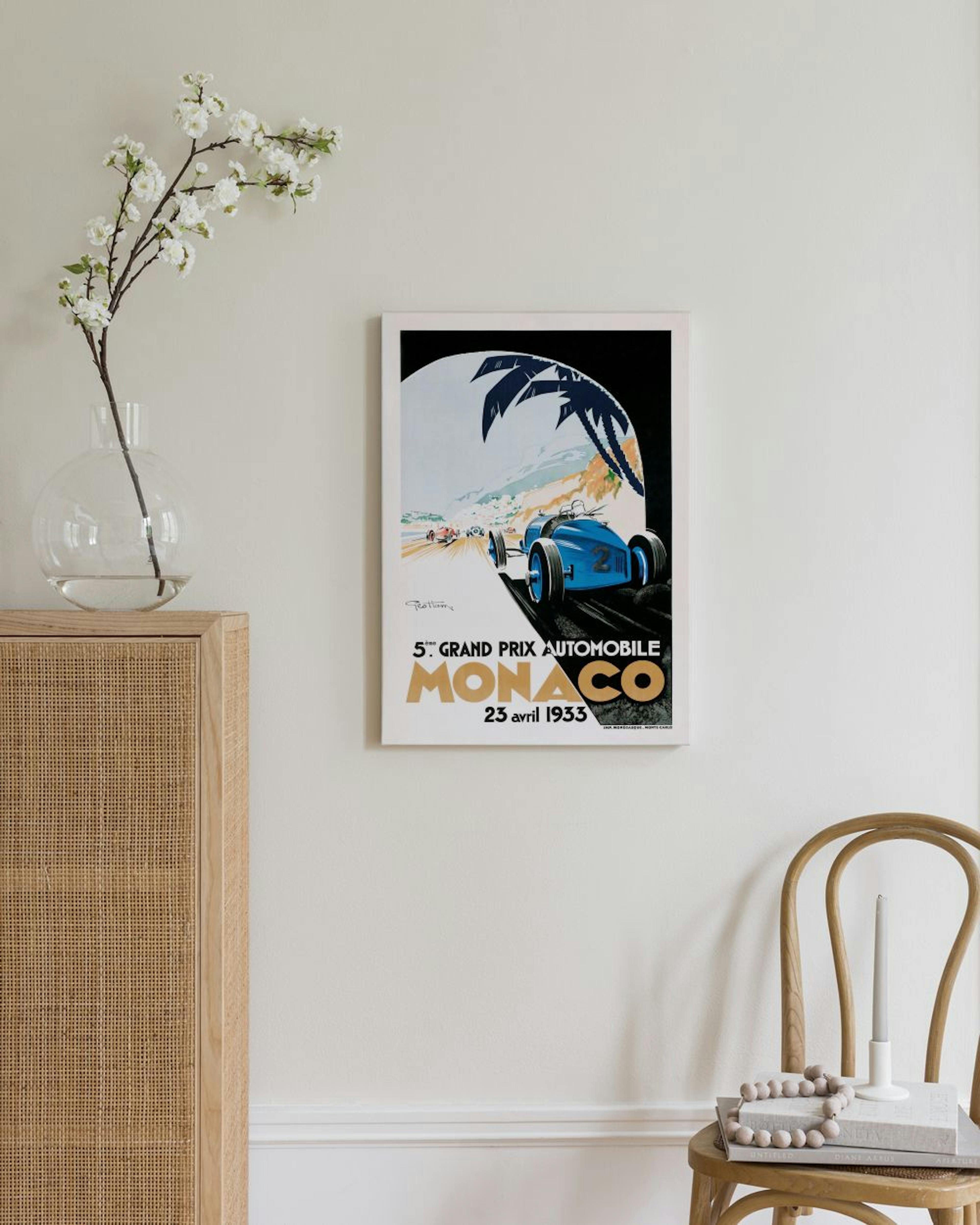 Vintage Monaco Grand Prix -julistekanvaasi vaalealla seinällä oleskelutilassa.