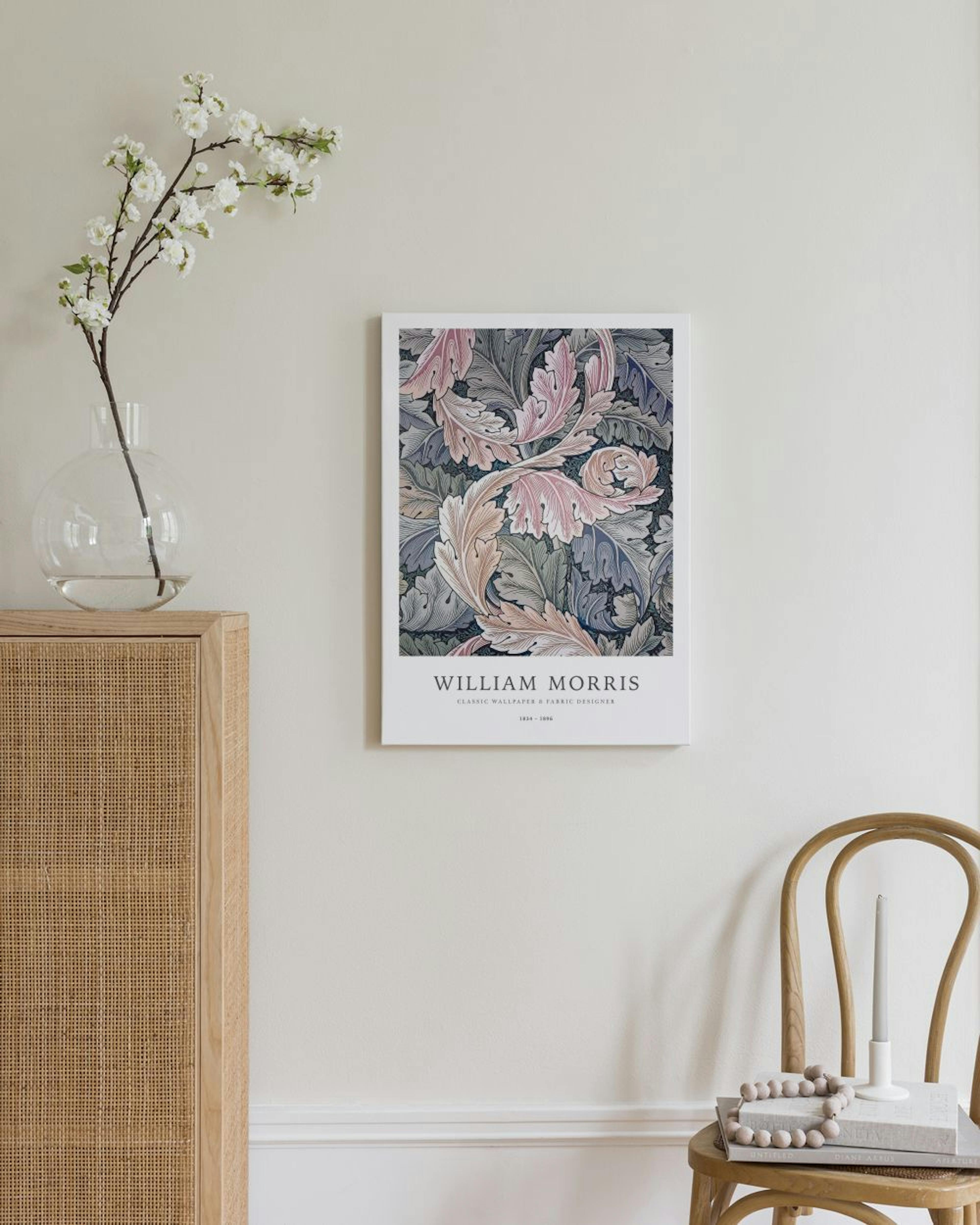William Morris -kanvaasi klassisella lehtikuviolla, vaaleanpunaisen ja vihreän sävyissä, ripustettuna olohuoneen seinällä.