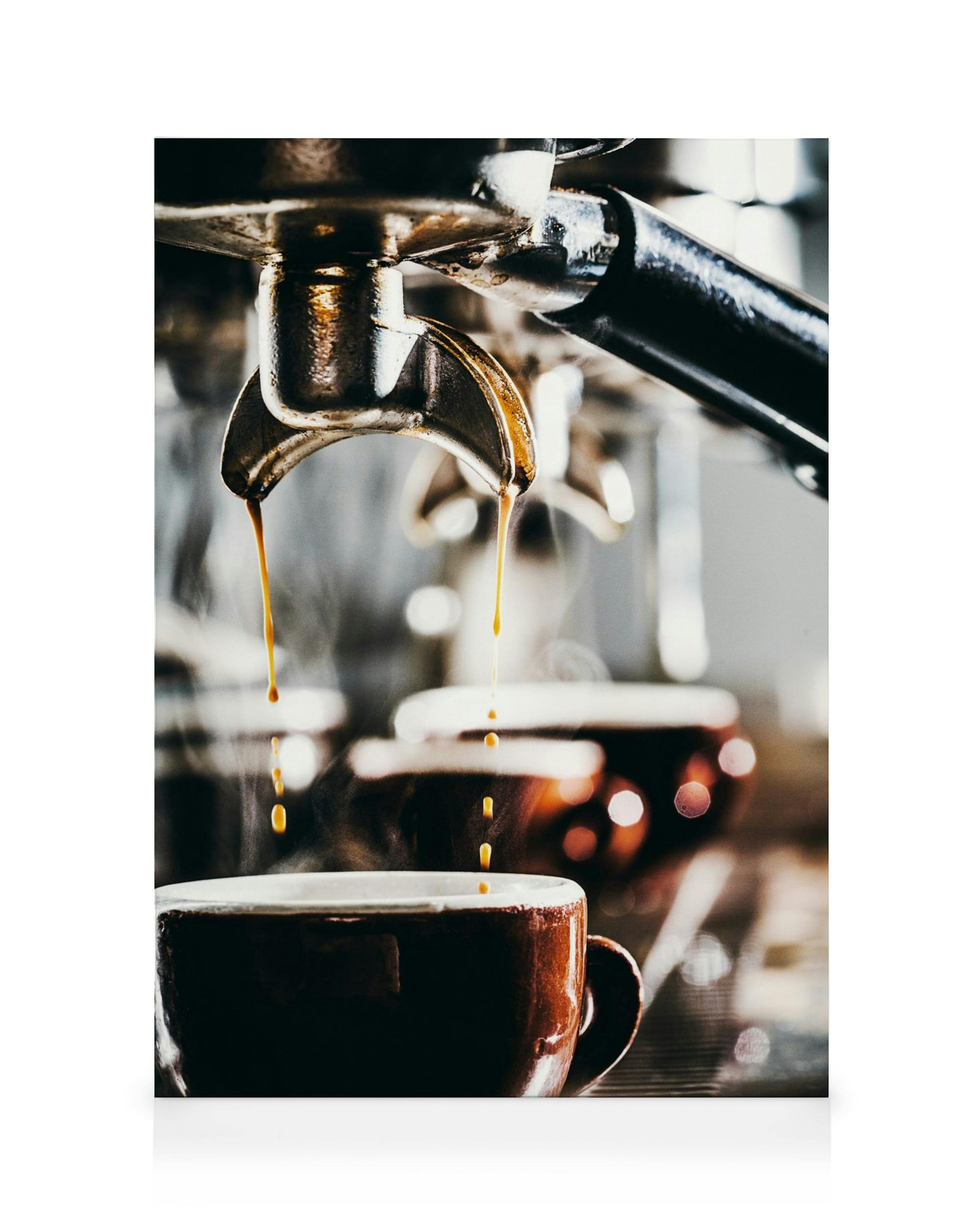 Lienzo de una máquina de café expreso vertiendo café en una taza, con vapor y luces bokeh al fondo.