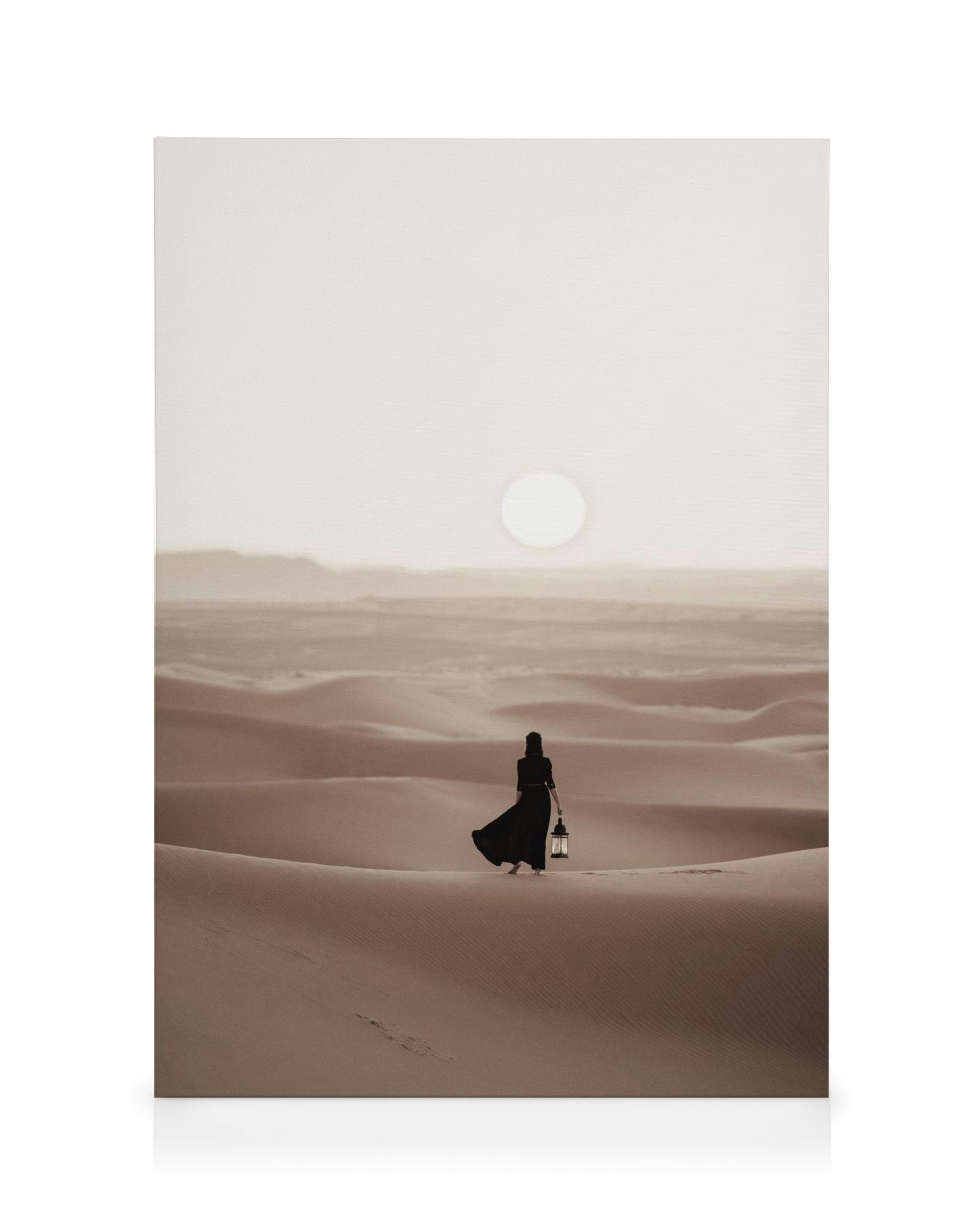 Vrouw in woestijn op canvas (50x70 cm - Fotolijst Eiken) - Poster Store