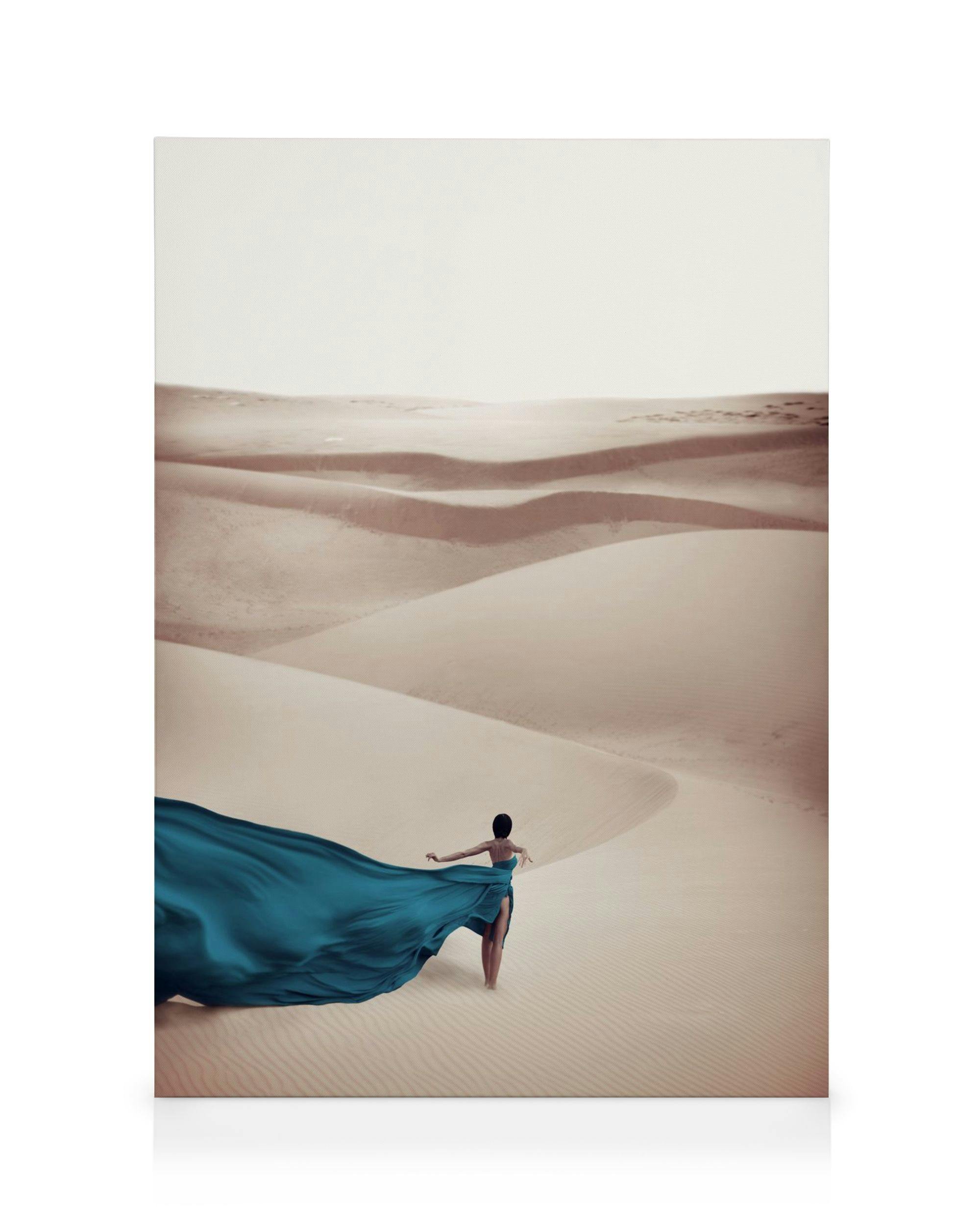Vrouw in Blauwe Jurk Canvas (30x40 cm - Fotolijst Eiken) - Poster Store