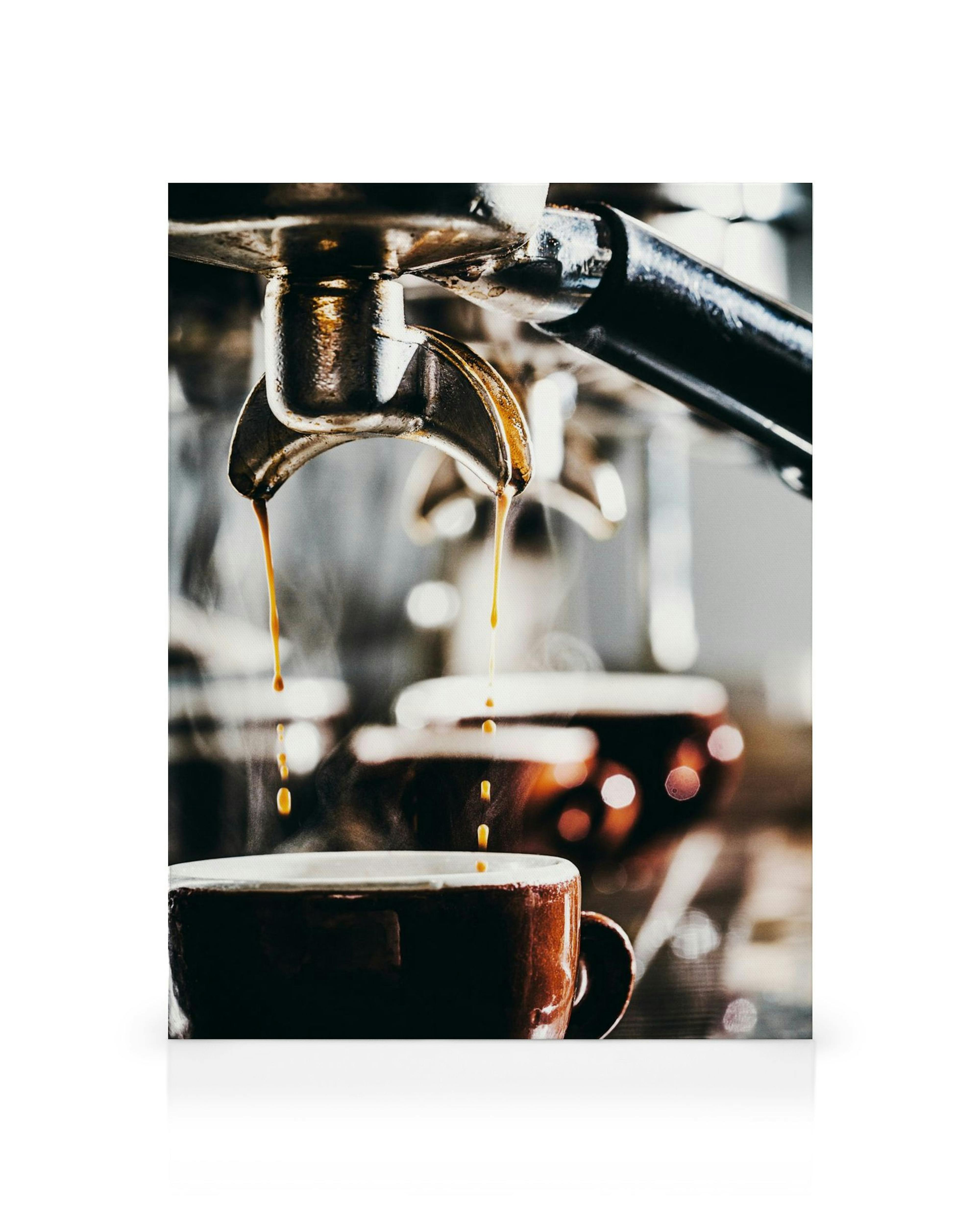 Lienzo de una máquina de café expreso vertiendo café en una taza, con vapor y luces bokeh al fondo.