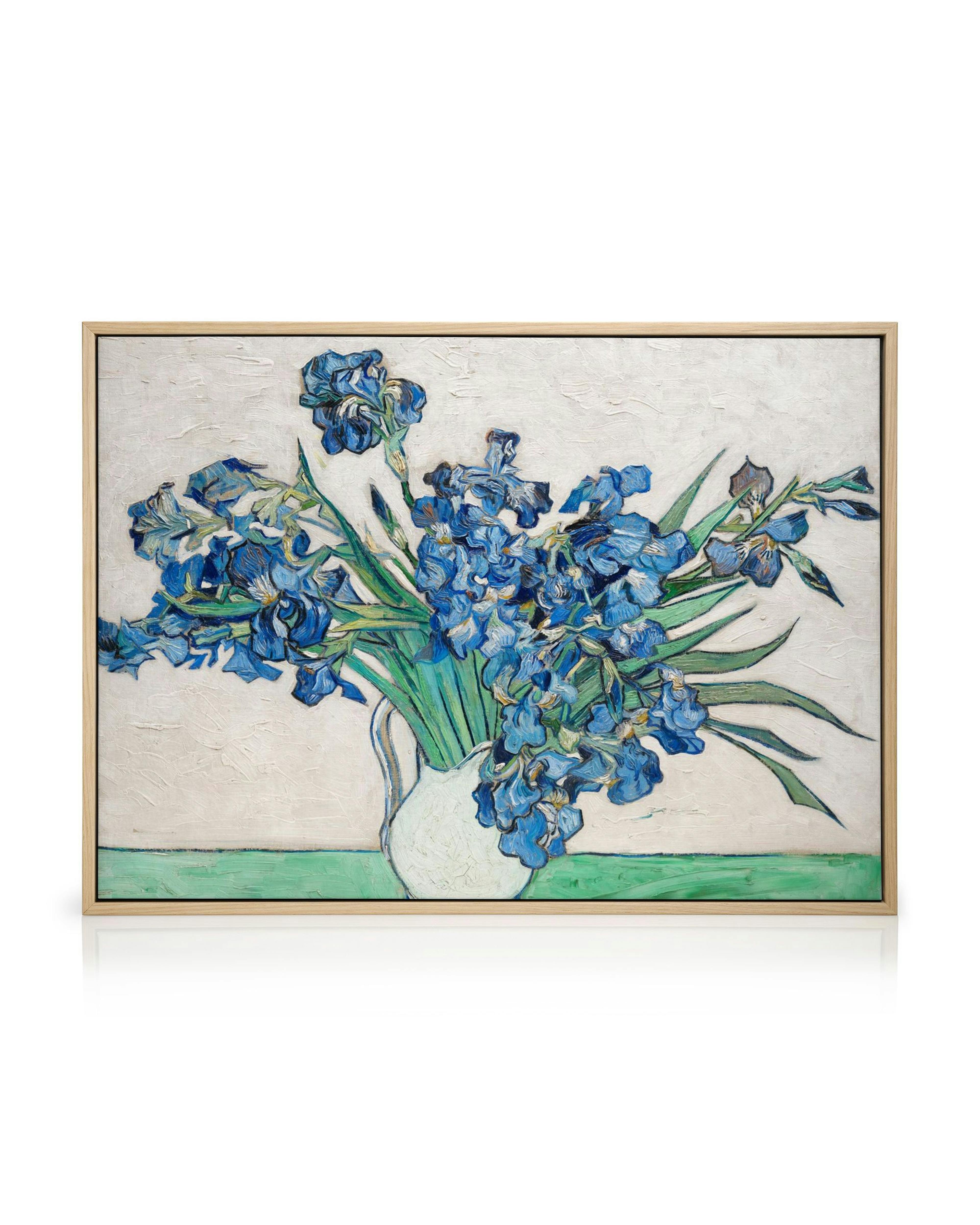 Van Gogh Irises festményének canvas változata, melyen kék íriszek láthatók egy fehér vázában, világos háttér előtt.