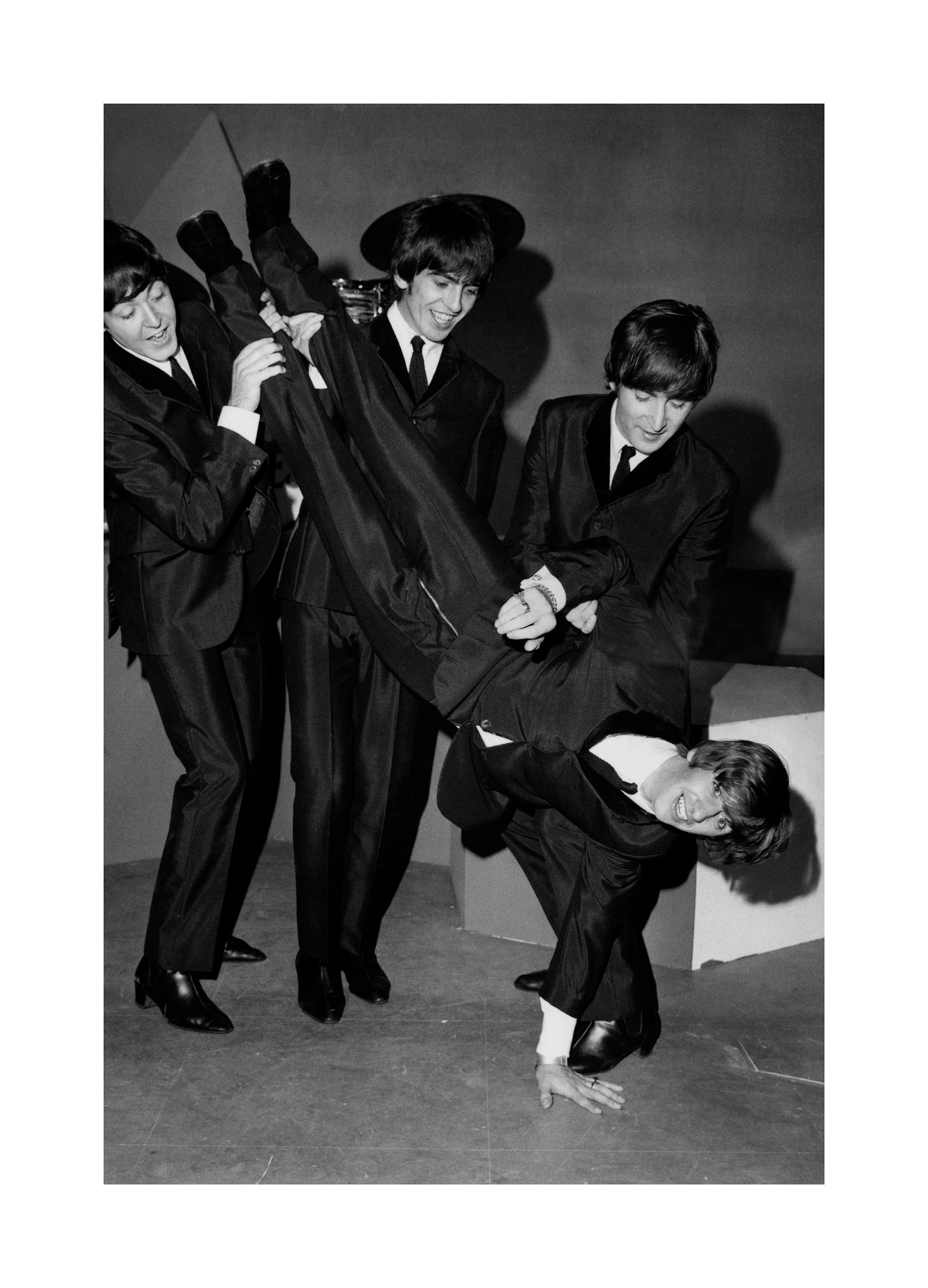 The Beatles Holding Ringo Starr Poster (50x70 cm) - Poster Store