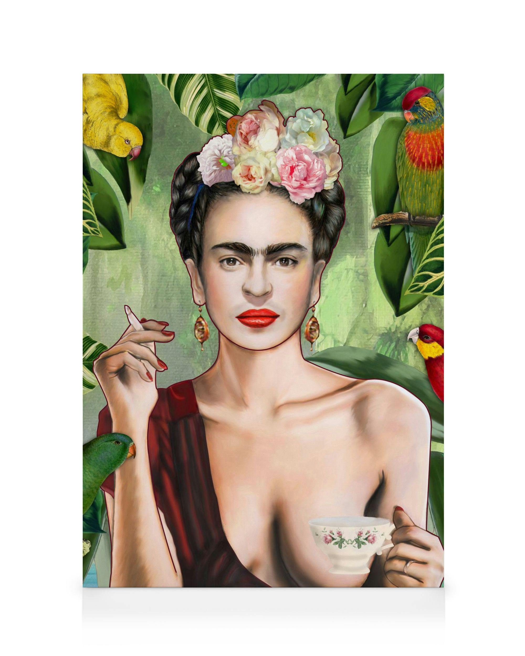 Toile représentant Frida Kahlo avec des fleurs dans les cheveux, entourée de perroquets et de feuillage tropical.