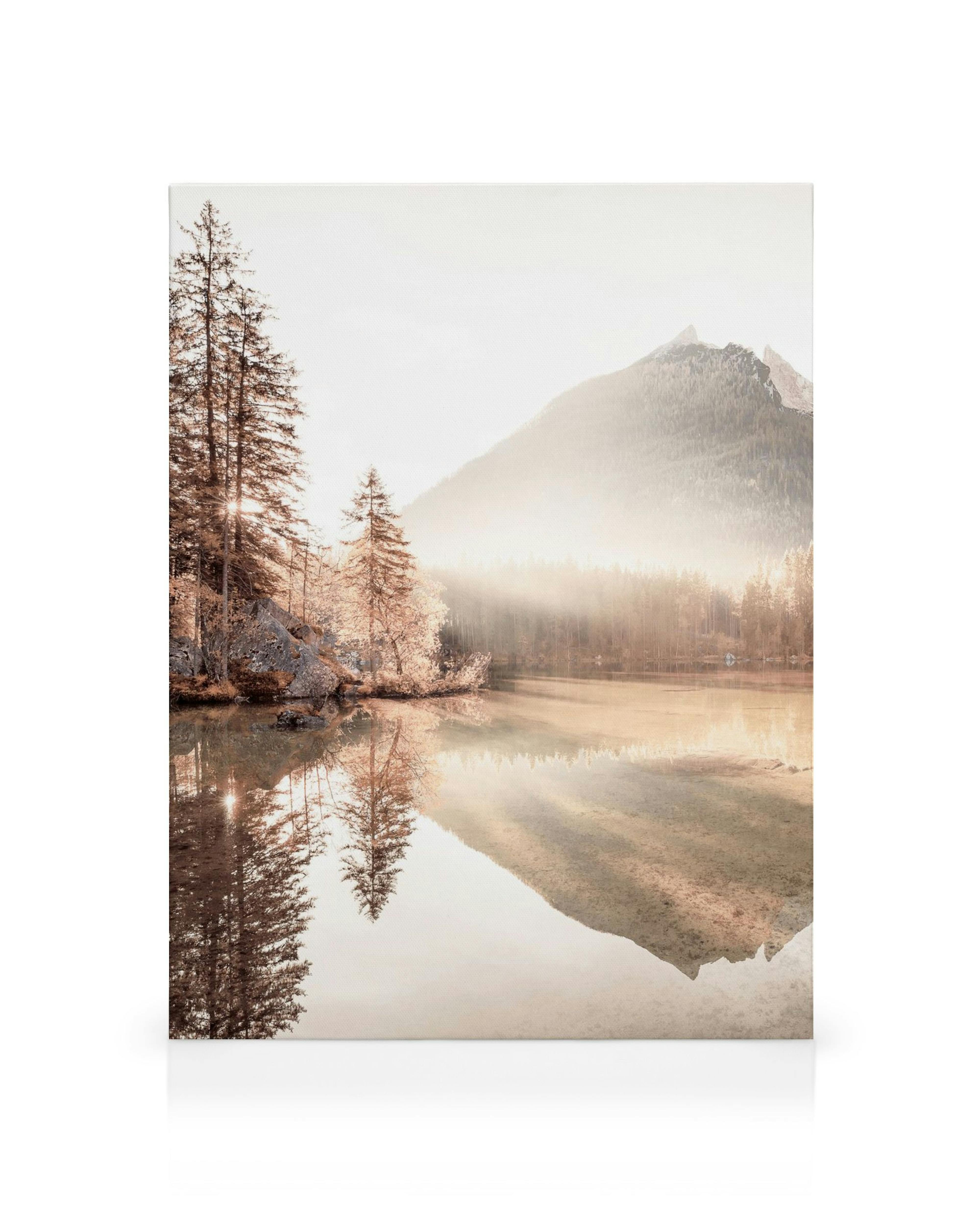 Canvas van een berglandschap met bomen en hun reflectie in een meer, badend in zacht zonlicht.
