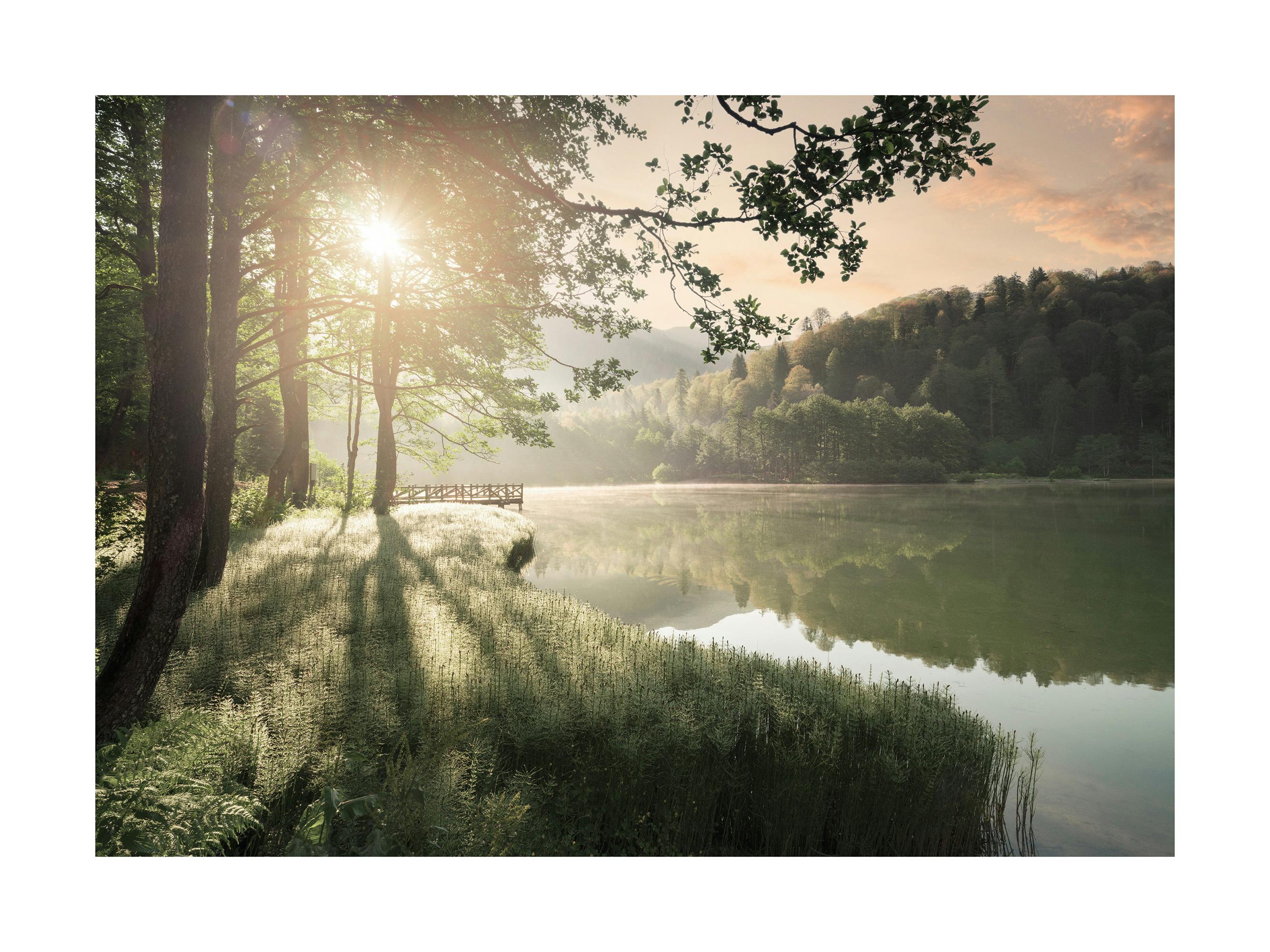 Vedere de Răsărit la Lacul Pitoresc Poster 0