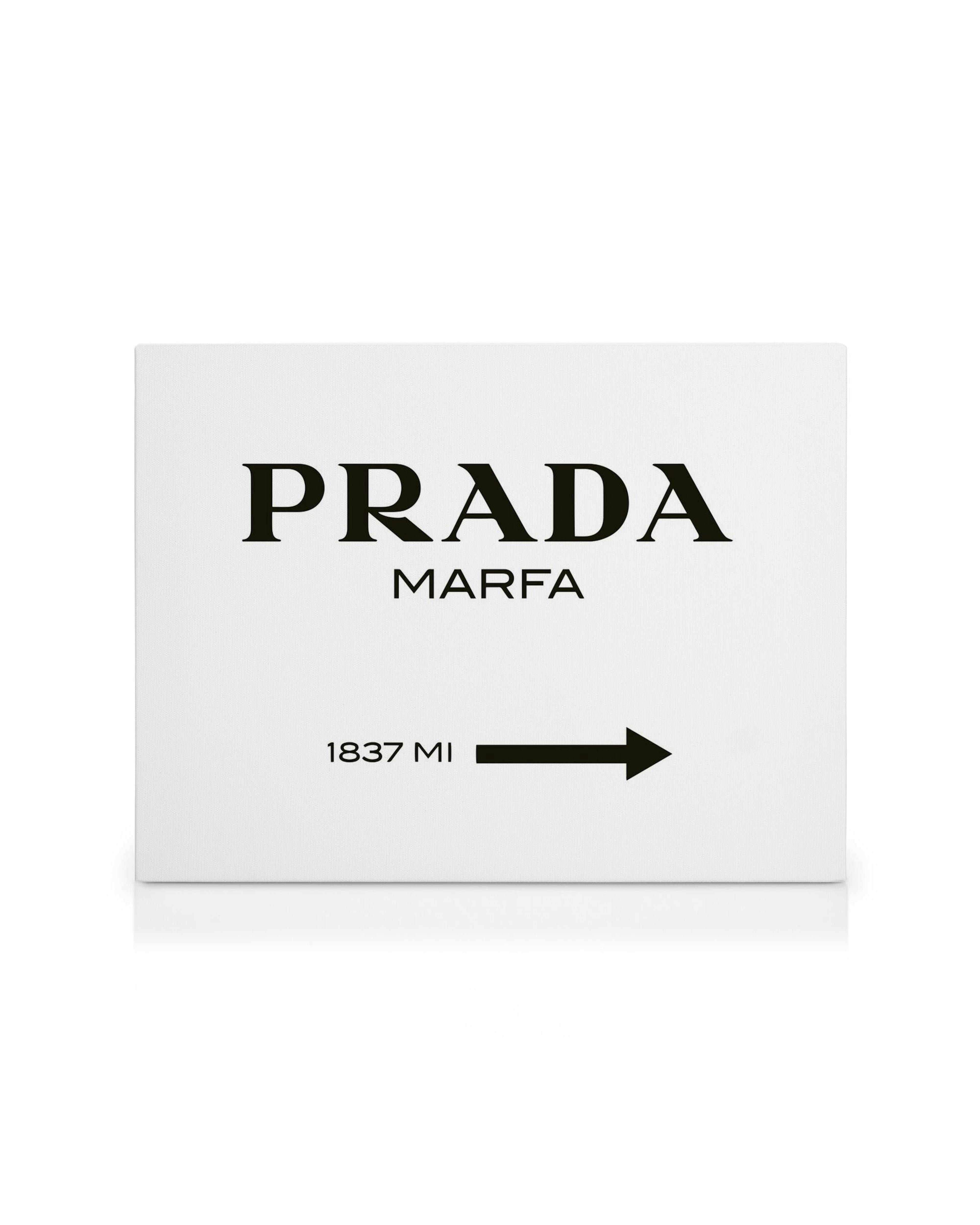 Leinwandbild mit dem Schriftzug PRADA MARFA und einem Pfeil, der 1837 MI anzeigt.