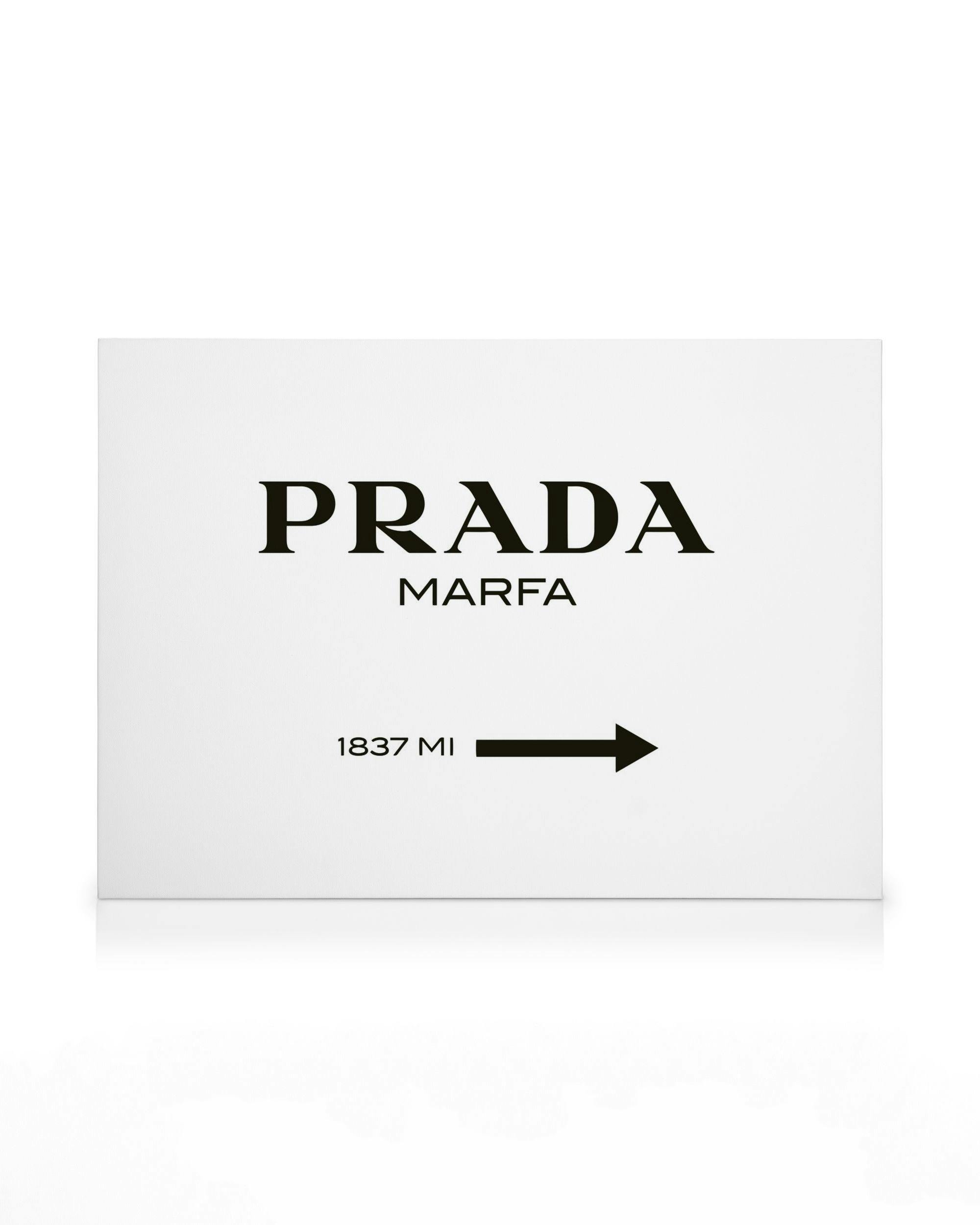 Leinwandbild mit schwarzer Schrift auf weißem Grund: PRADA MARFA und 1837 MI mit Pfeil nach rechts.