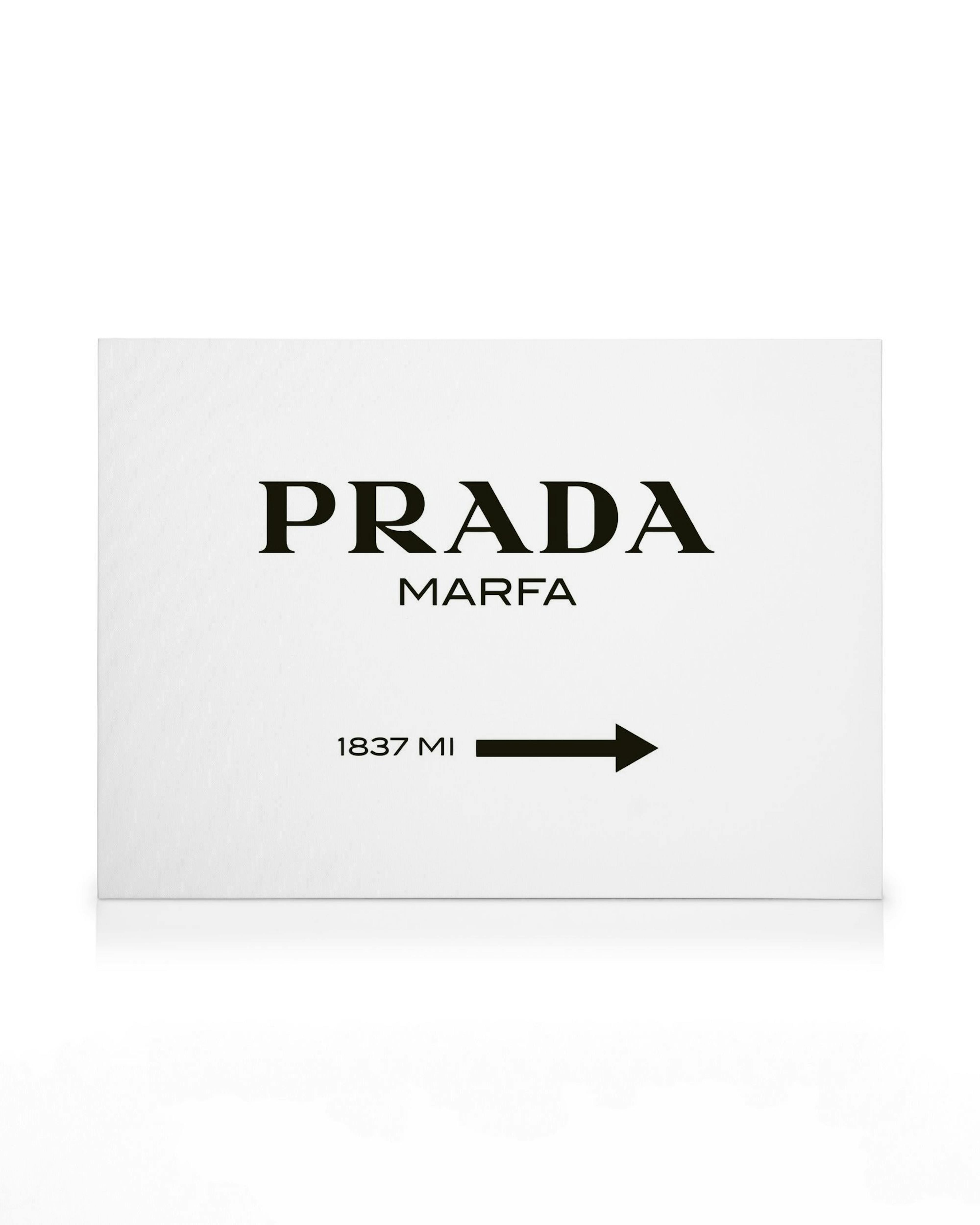Leinwandbild mit schwarzer Schrift auf weißem Grund: PRADA MARFA und 1837 MI mit Pfeil nach rechts.