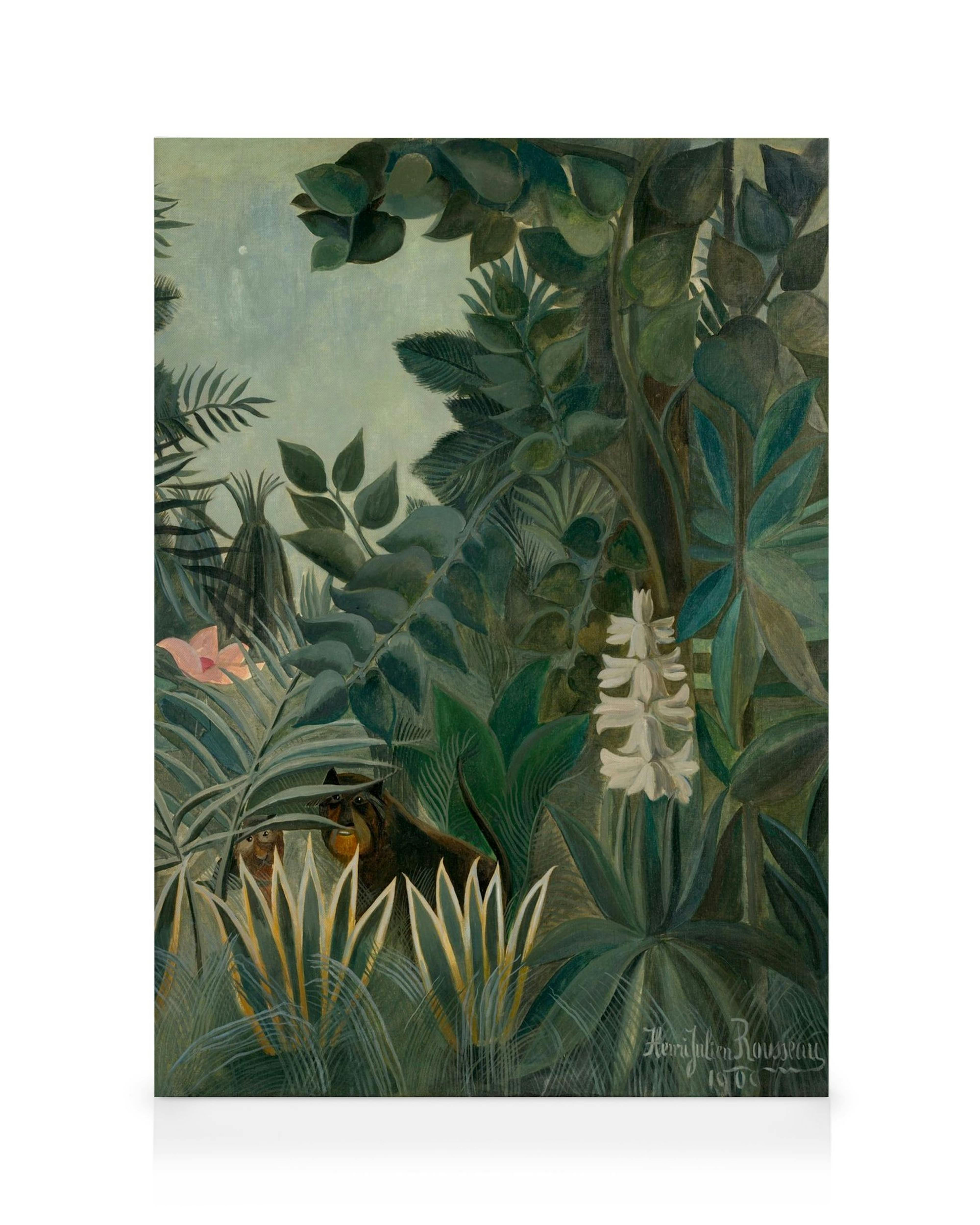 En canvastavla som visar en mörkgrön djungel med apor och en rosa blomma i förgrunden, från konstnären Henri Rousseau.