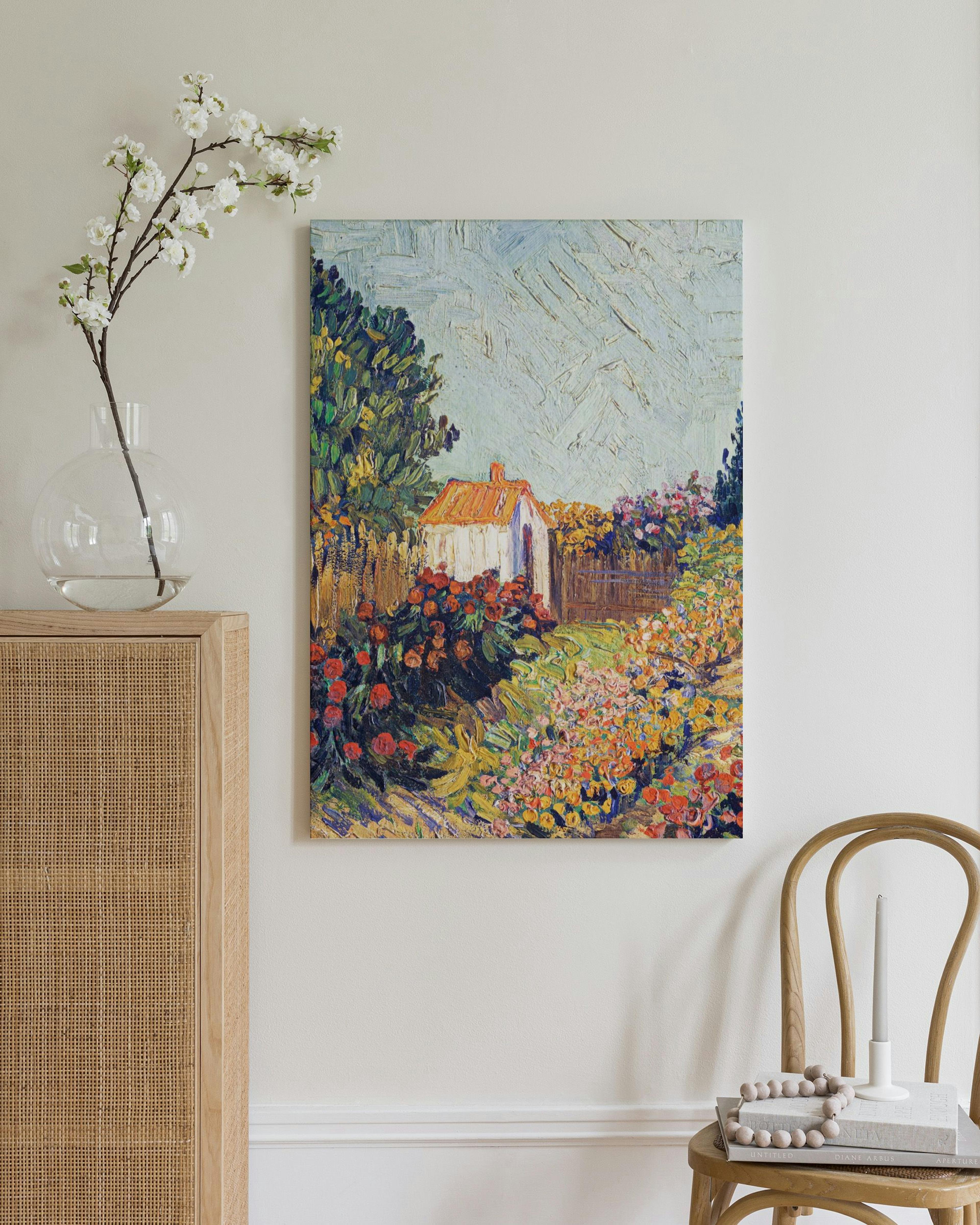 Schilderij van een Provençaalse tuin met een schuurtje, omringd door kleurrijke bloemen en groen, onder een lichte lucht.