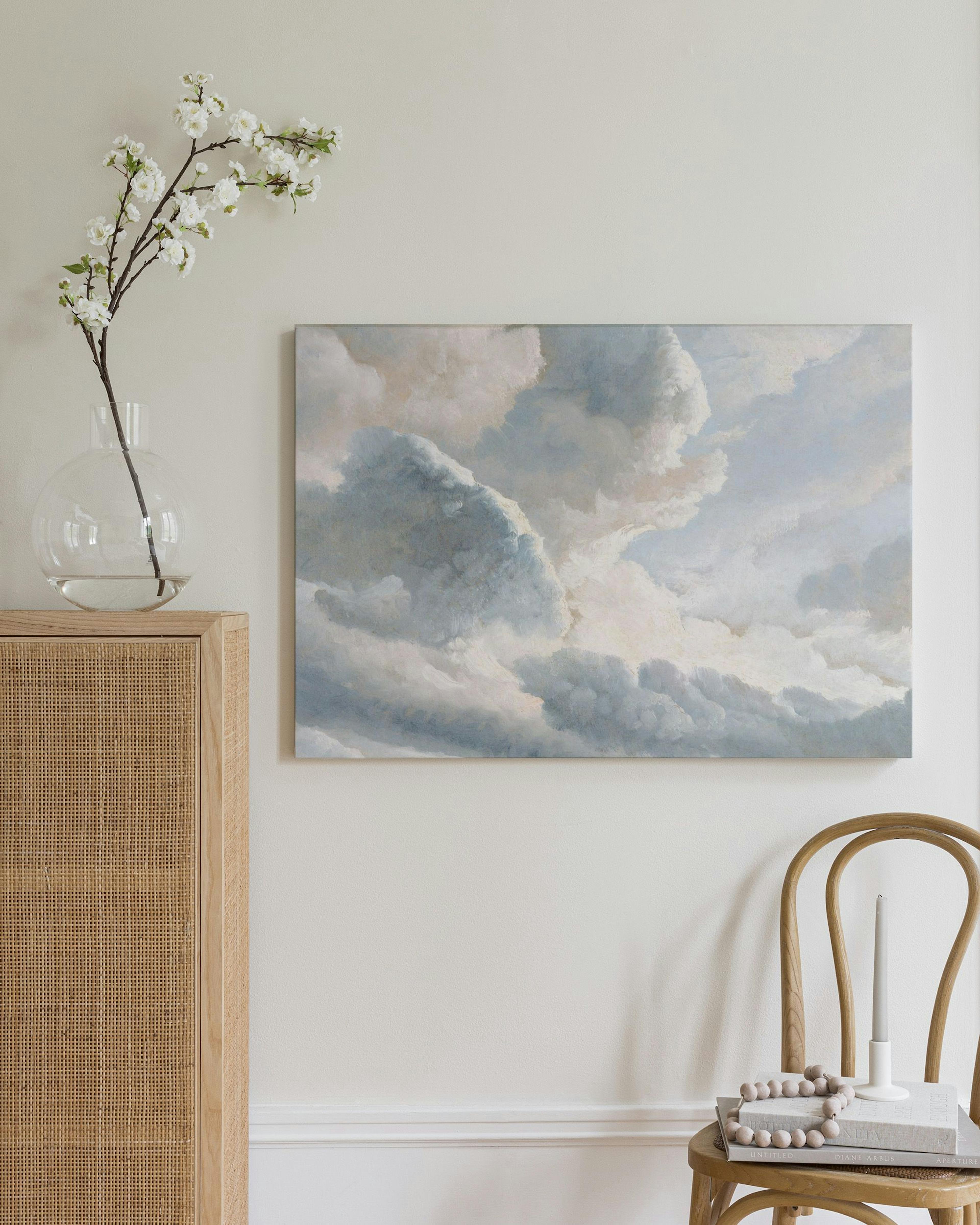 Lienzo de nubes dramáticas en tonos grises, blancos y beige, con luz suave.