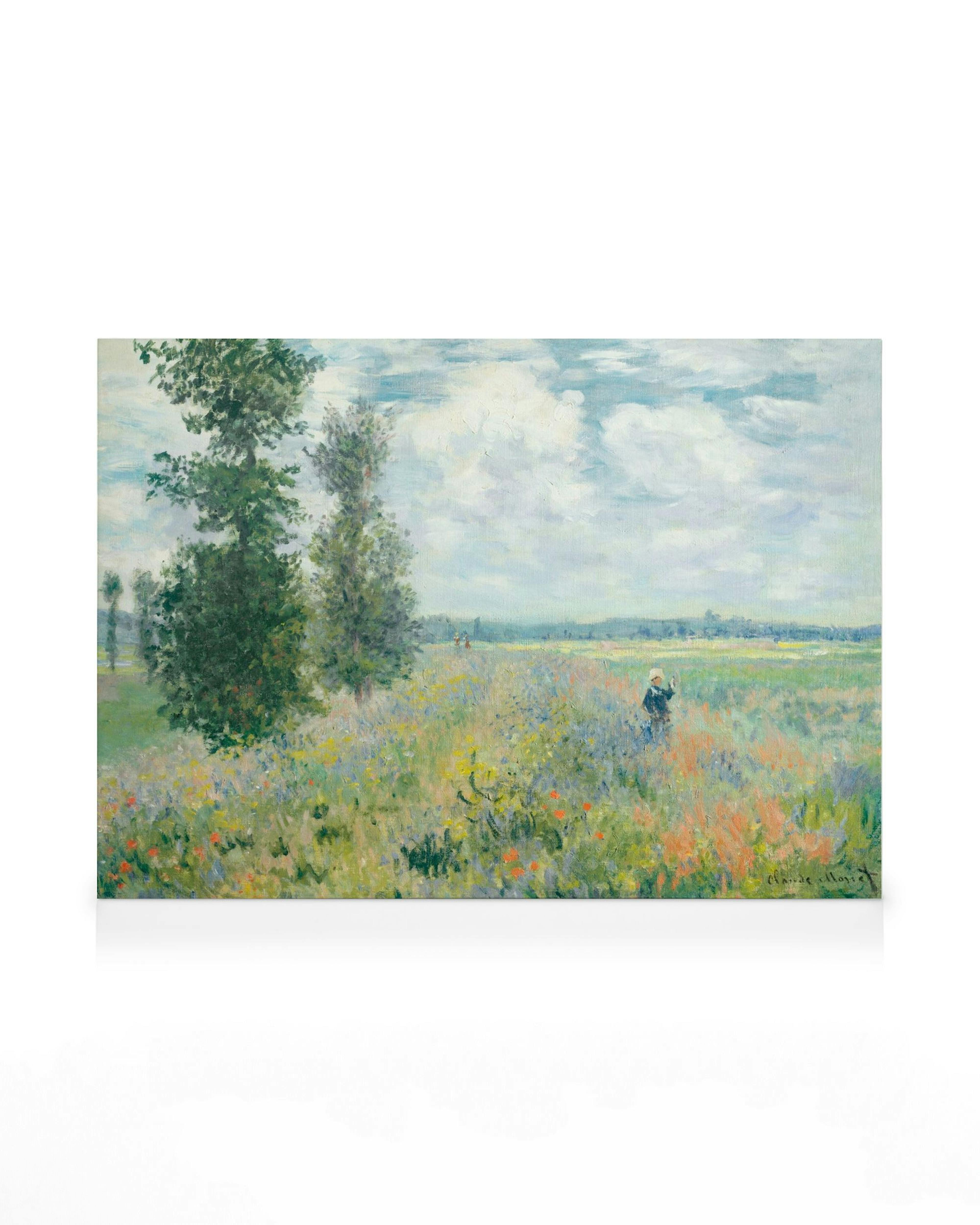 Leinwandbild von Claude Monet: Ein Mohnfeld mit Bäumen und blühenden Blumen unter einem bewölkten Himmel.