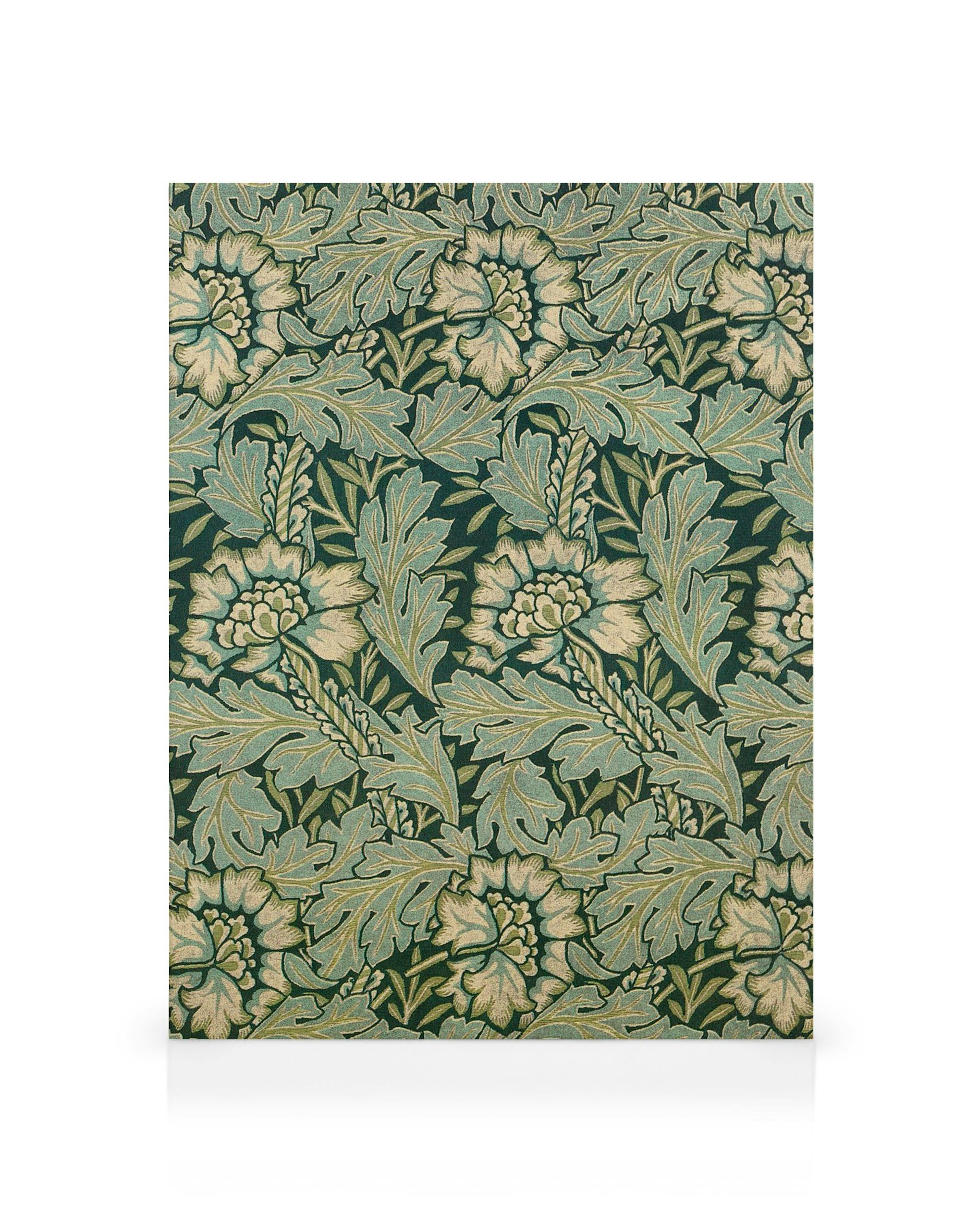 Een canvas met een gedetailleerd patroon van lichtgroene en beige bladeren en bloemen op een donkergroene achtergrond.