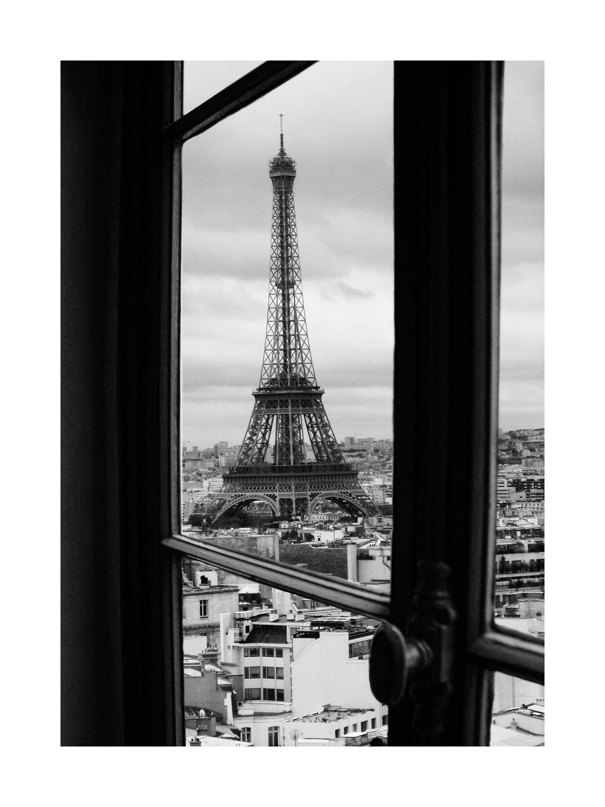 窓越しに眺めるエッフェル塔の美しい風景 パリの街並みモノクロアート