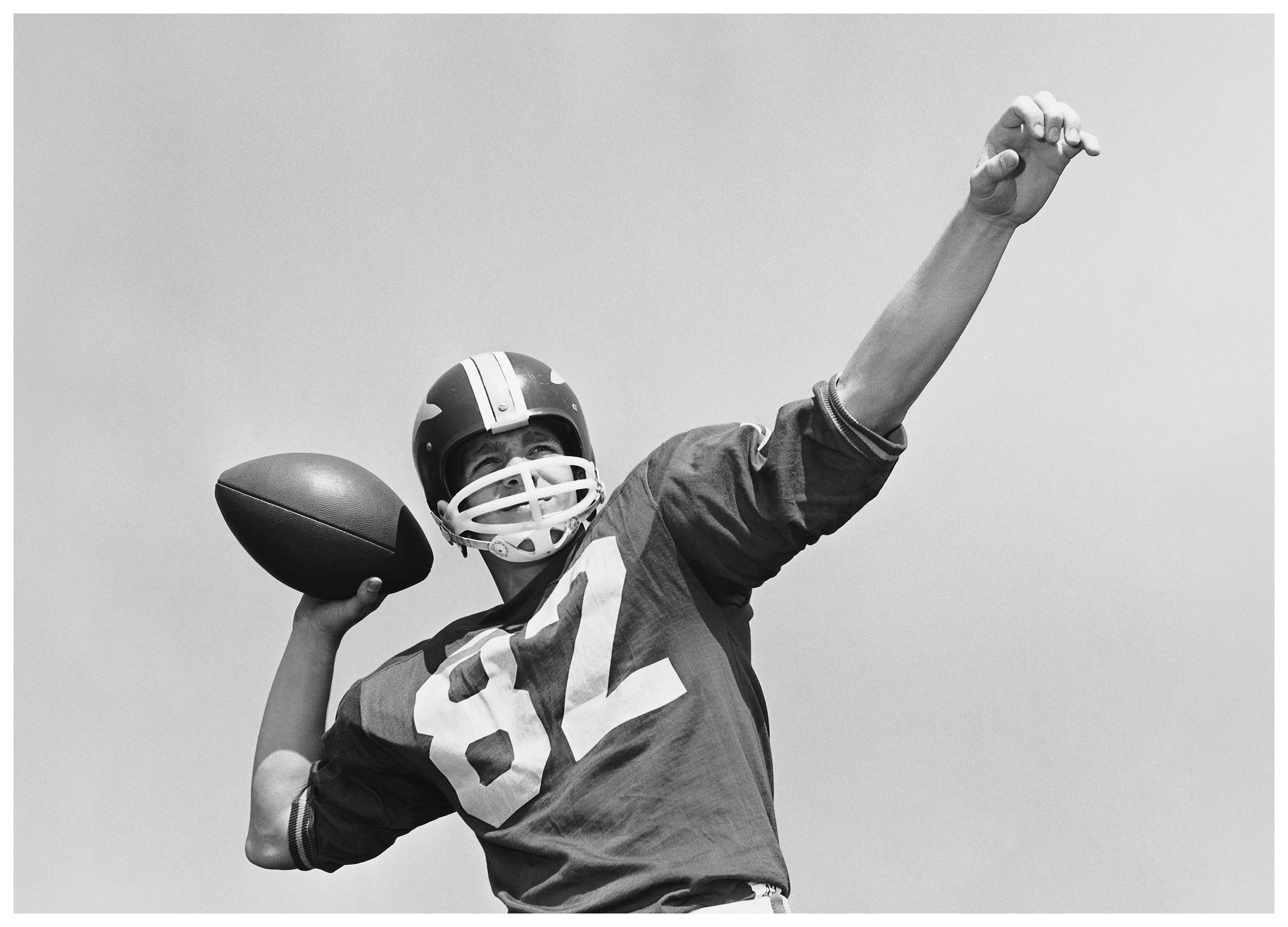 Homme Lançant un Ballon de Football Affiche (50x70 cm) - Poster Store
