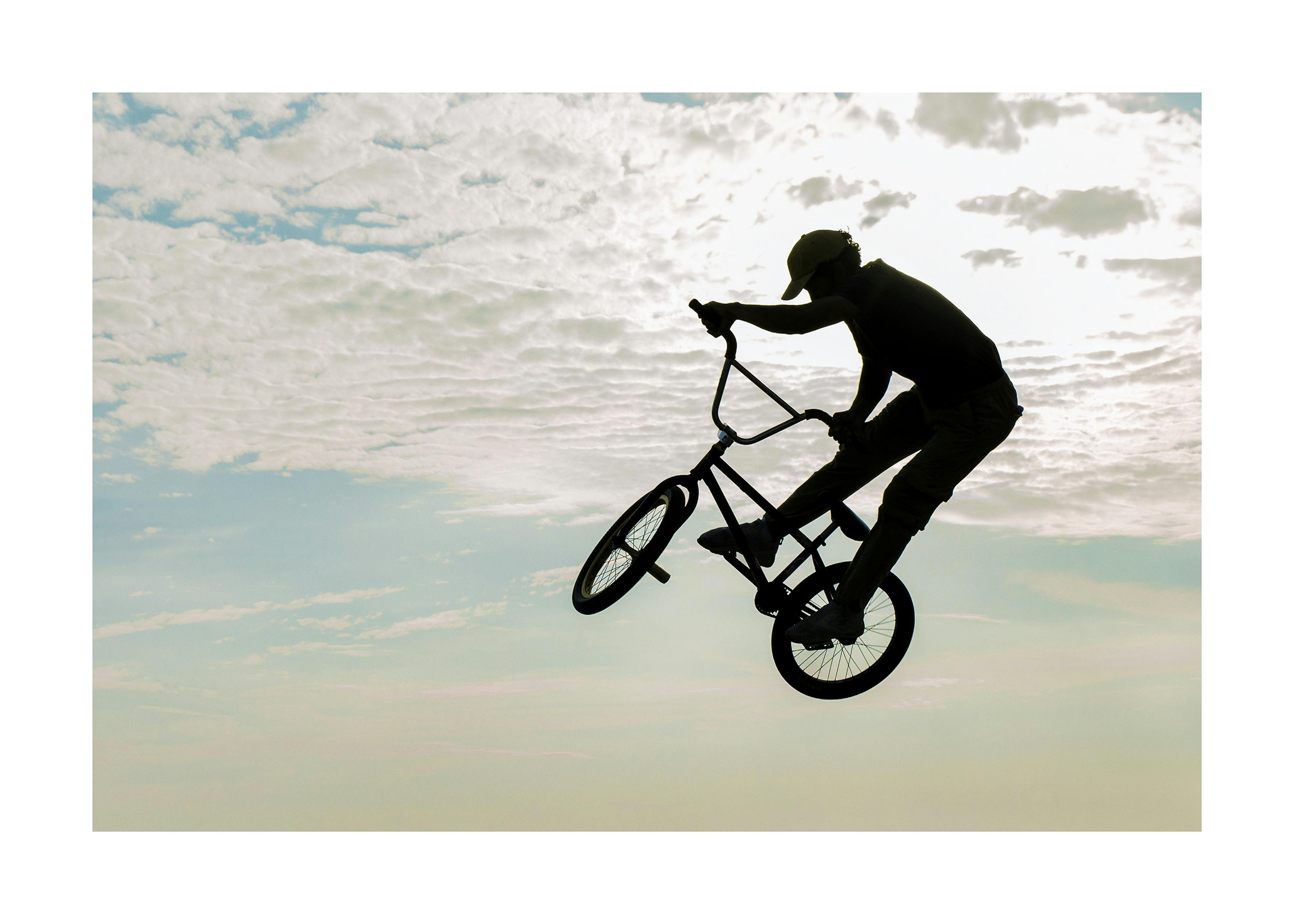 Biker Sautant Poster 0