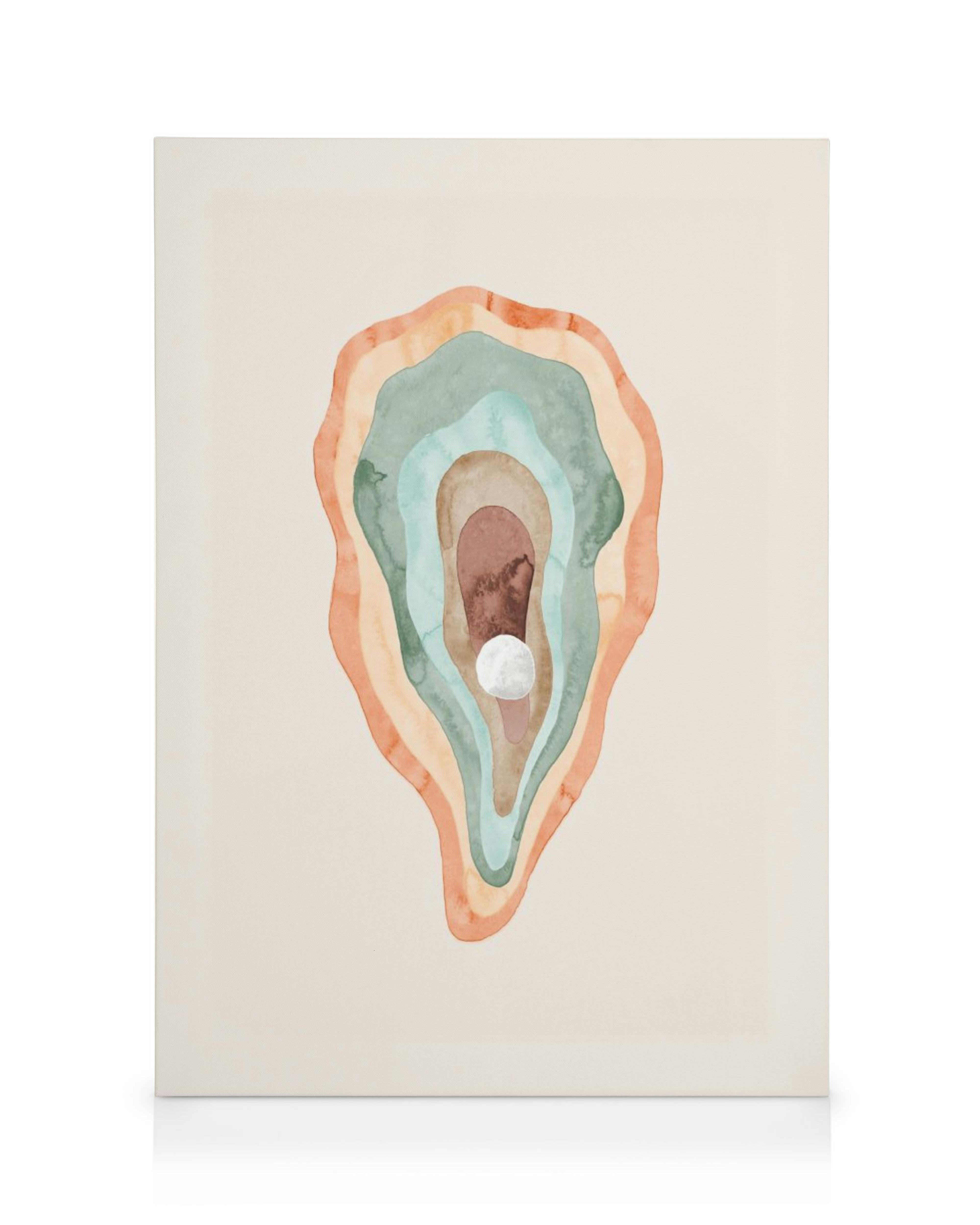 Lienzo con una ostra abstracta de acuarela en tonos tierra, azul verdoso y un centro plateado.