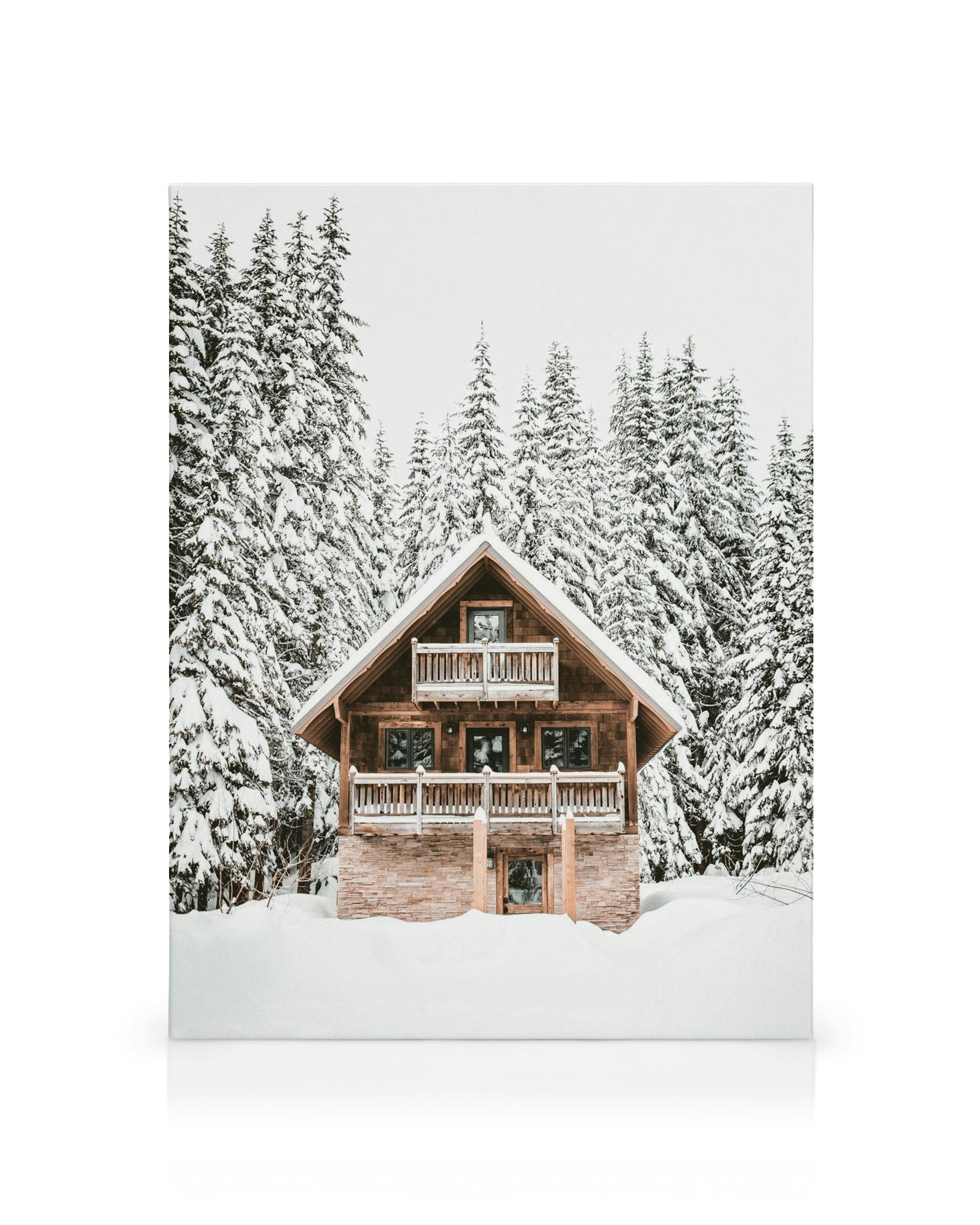 Et lærred med et sneklædt bjælkehus i en skov af grantræer dækket af sne.