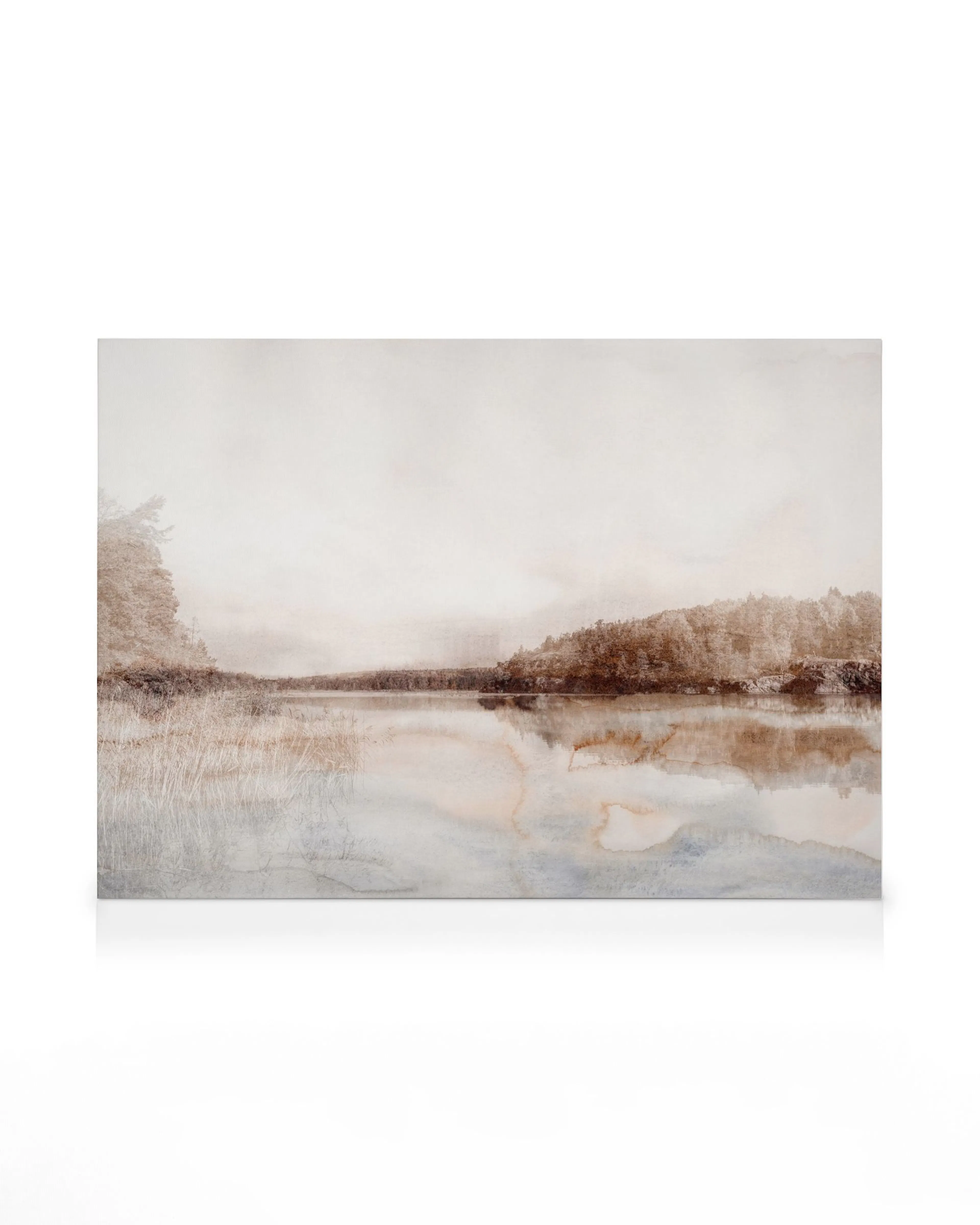 Leinwandbild mit einer mystischen Landschaft, die einen See, Schilf und bewaldete Hügel in Erdtönen zeigt.