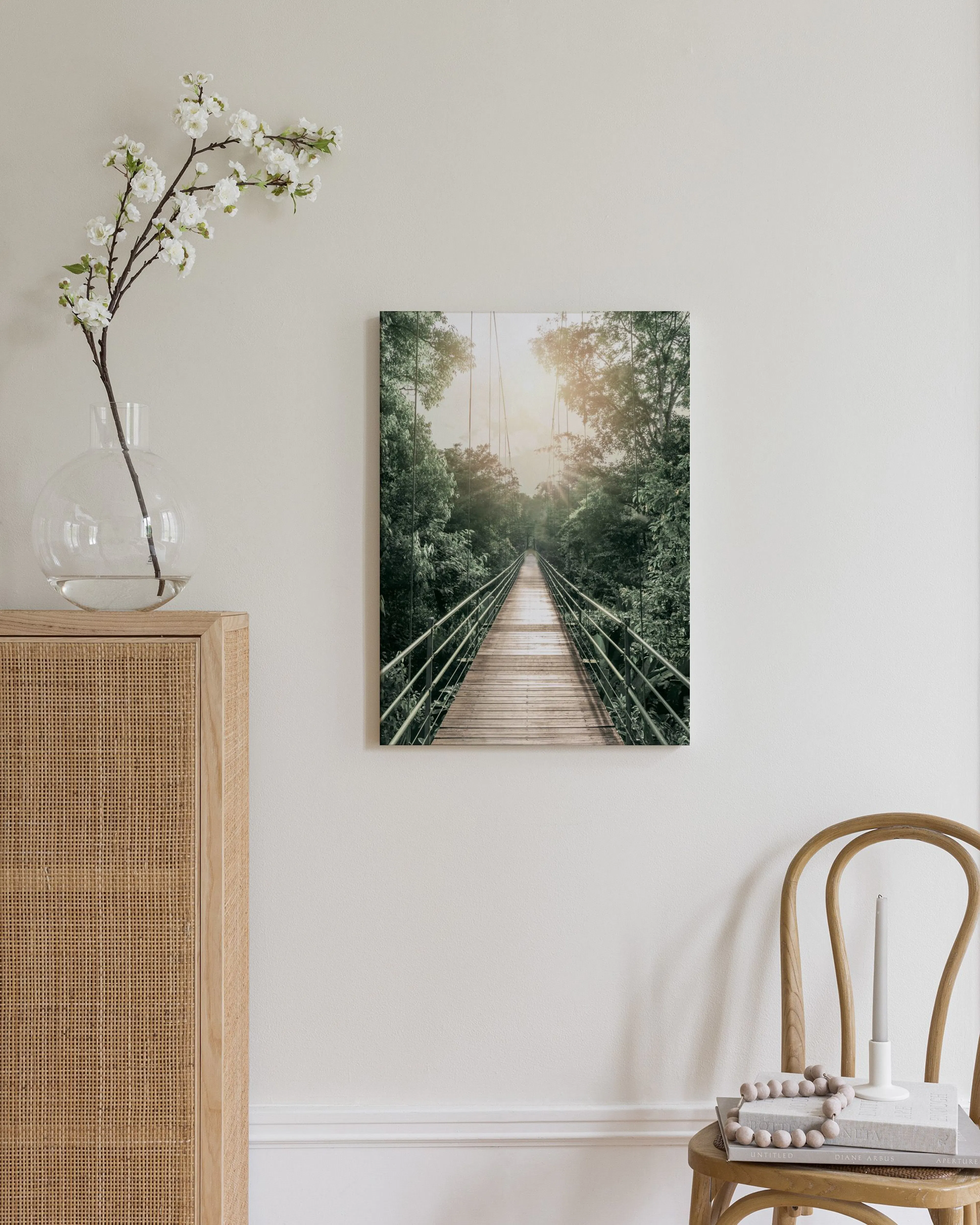 Toile dun pont suspendu en bois au milieu dune forêt luxuriante, éclairé par le soleil, dans une chambre moderne.