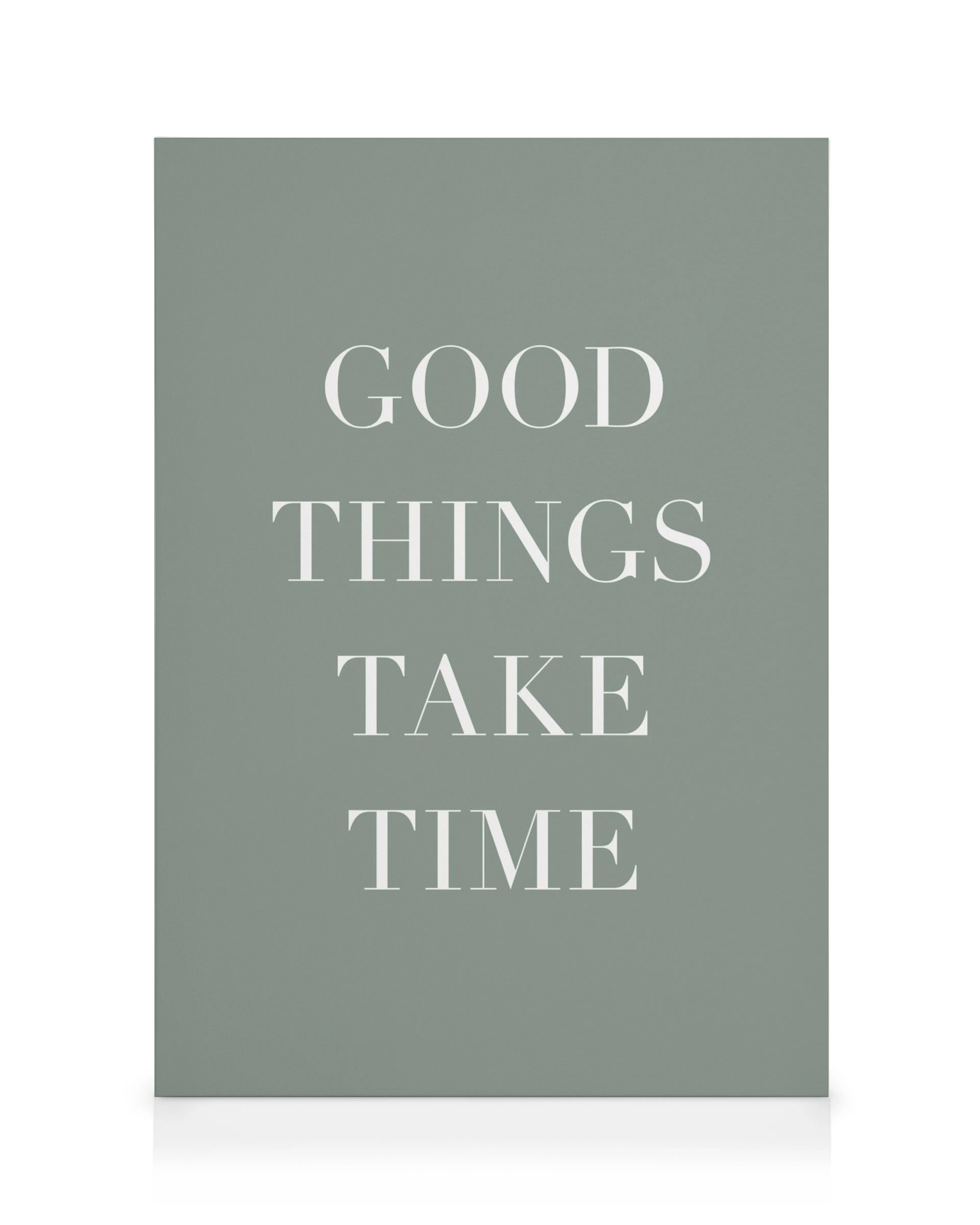 Een canvas met de witte tekst GOOD THINGS TAKE TIME op een rustige, olijfgroene achtergrond.