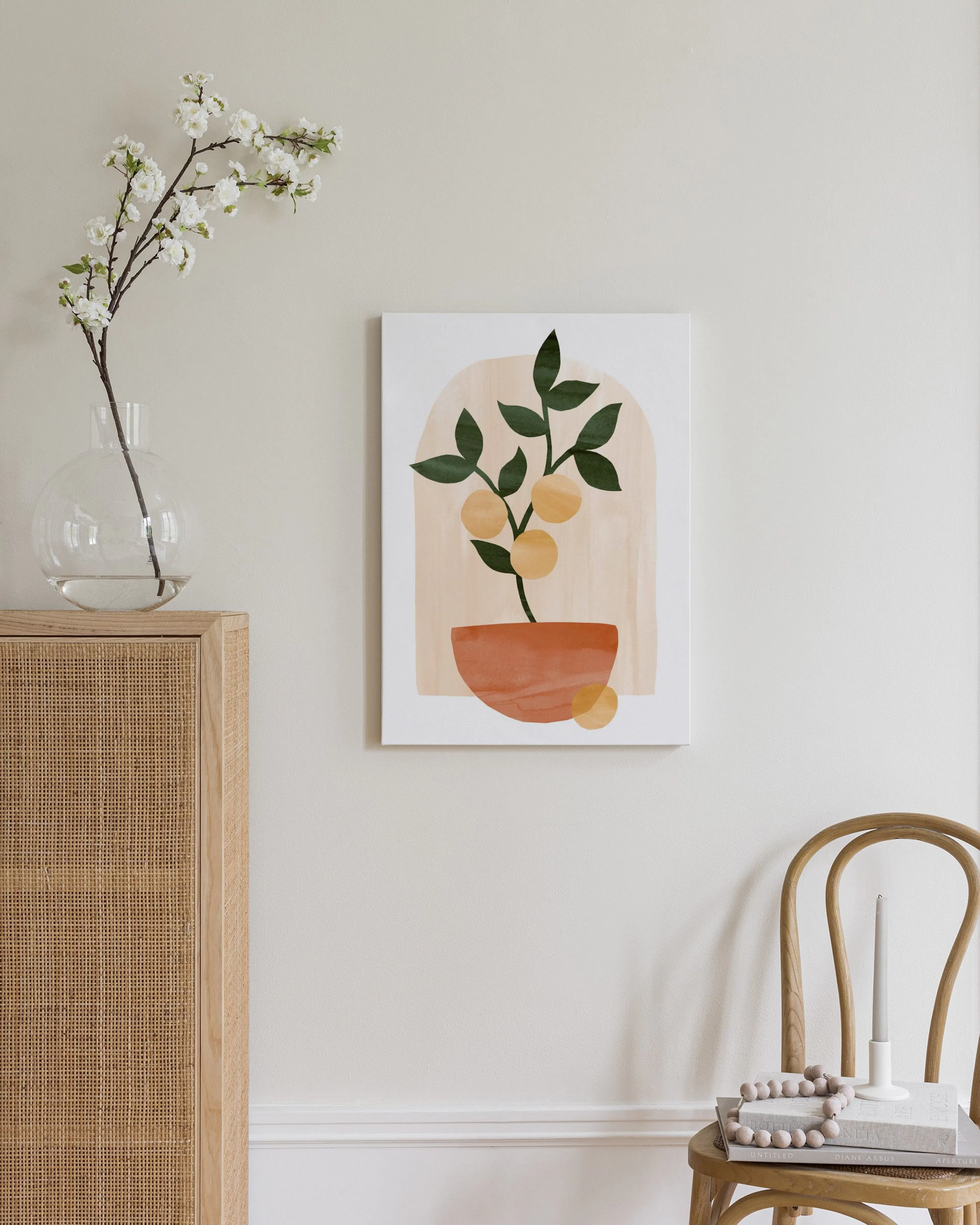 Canvas met een abstracte plant in een oranje pot, hangend boven een houten dressoir in een slaapkamer.