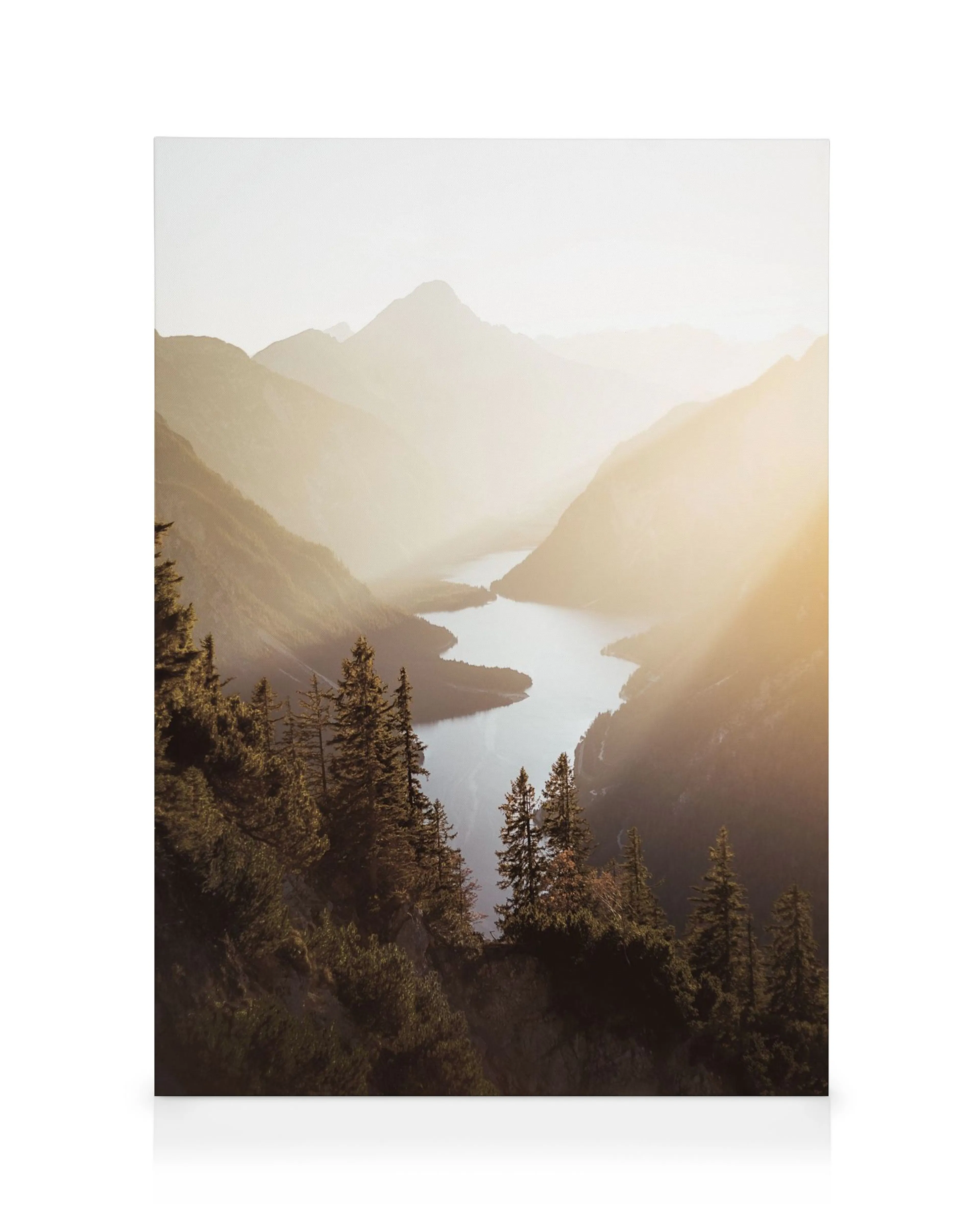 Toile de paysage de montagne brumeux avec un lac sinueux et des conifères au premier plan, baigné de lumière dorée.