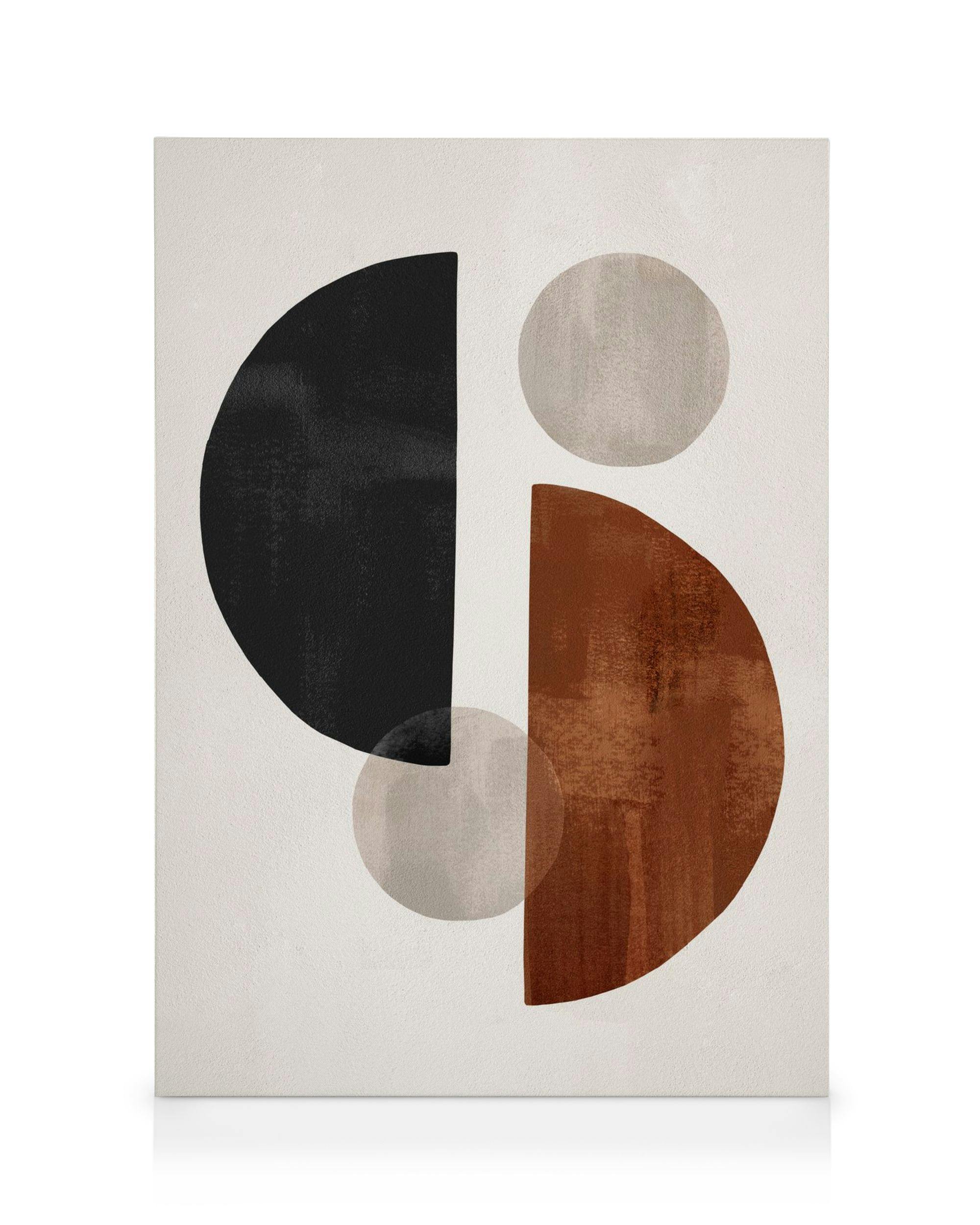 Et lærred med en illustration af sorte, brune og grå former på en lys baggrund.