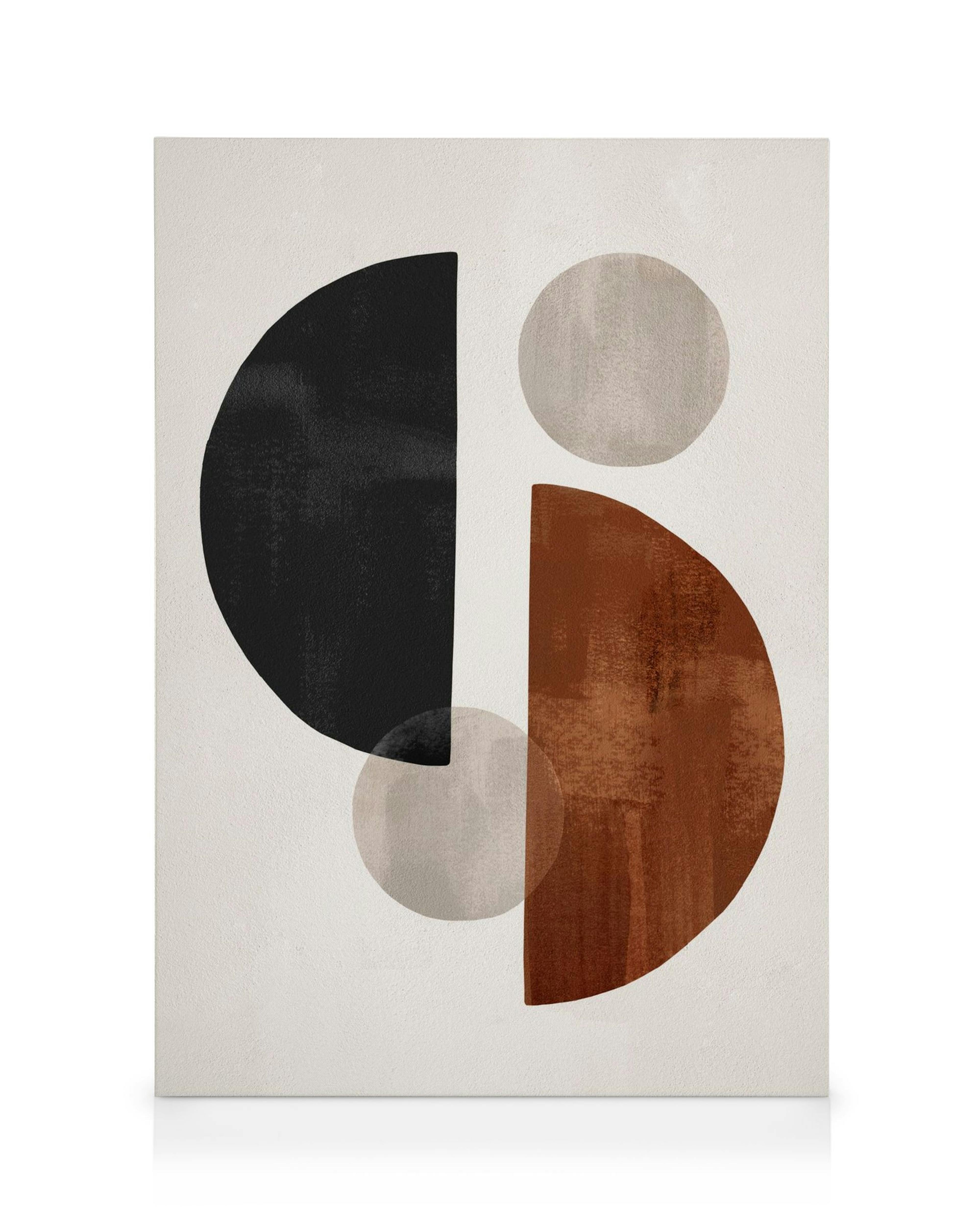 Et lærred med en illustration af sorte, brune og grå former på en lys baggrund.