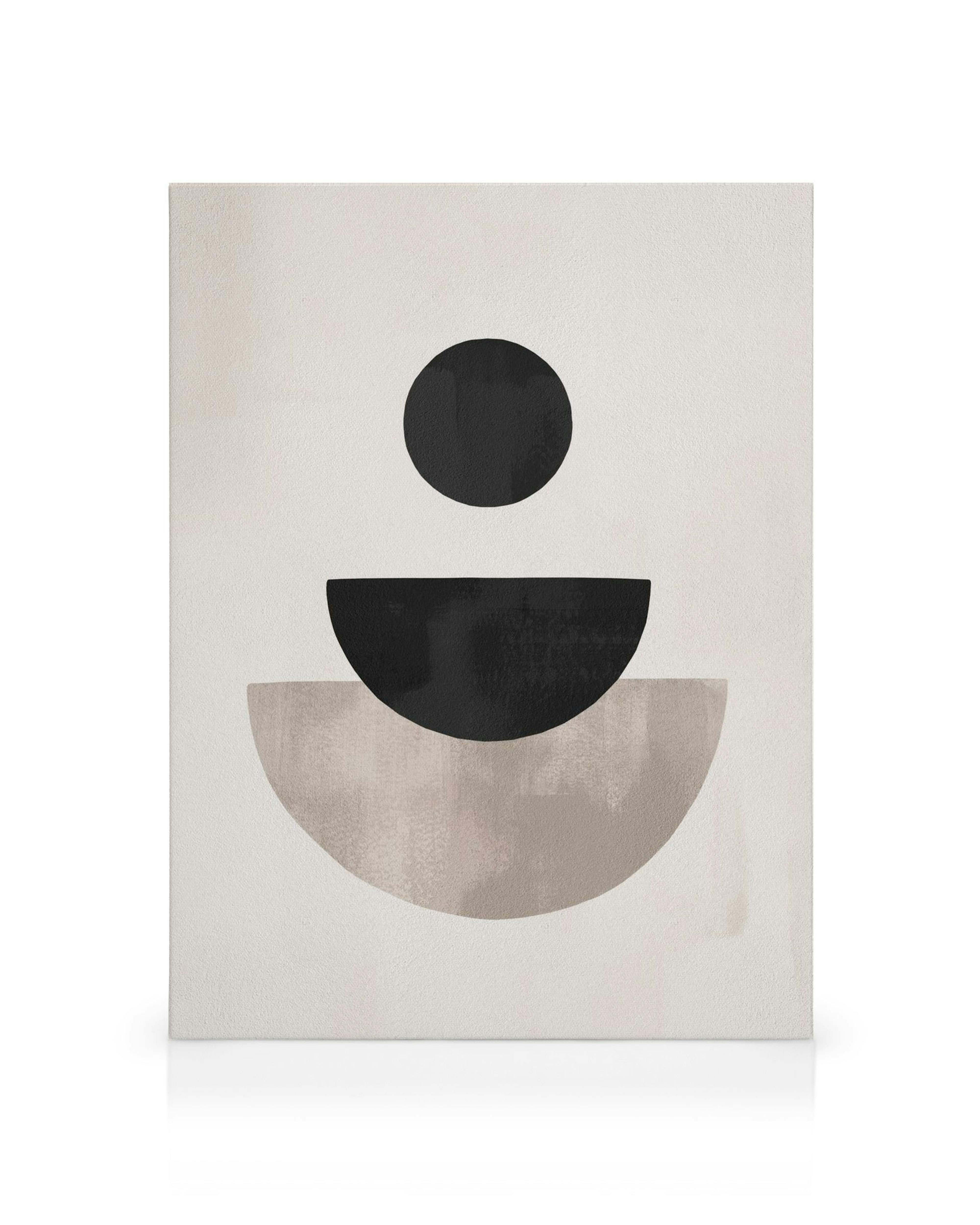 Toile abstraite avec un cercle noir et deux demi-cercles, un noir et un gris-beige, sur fond clair.