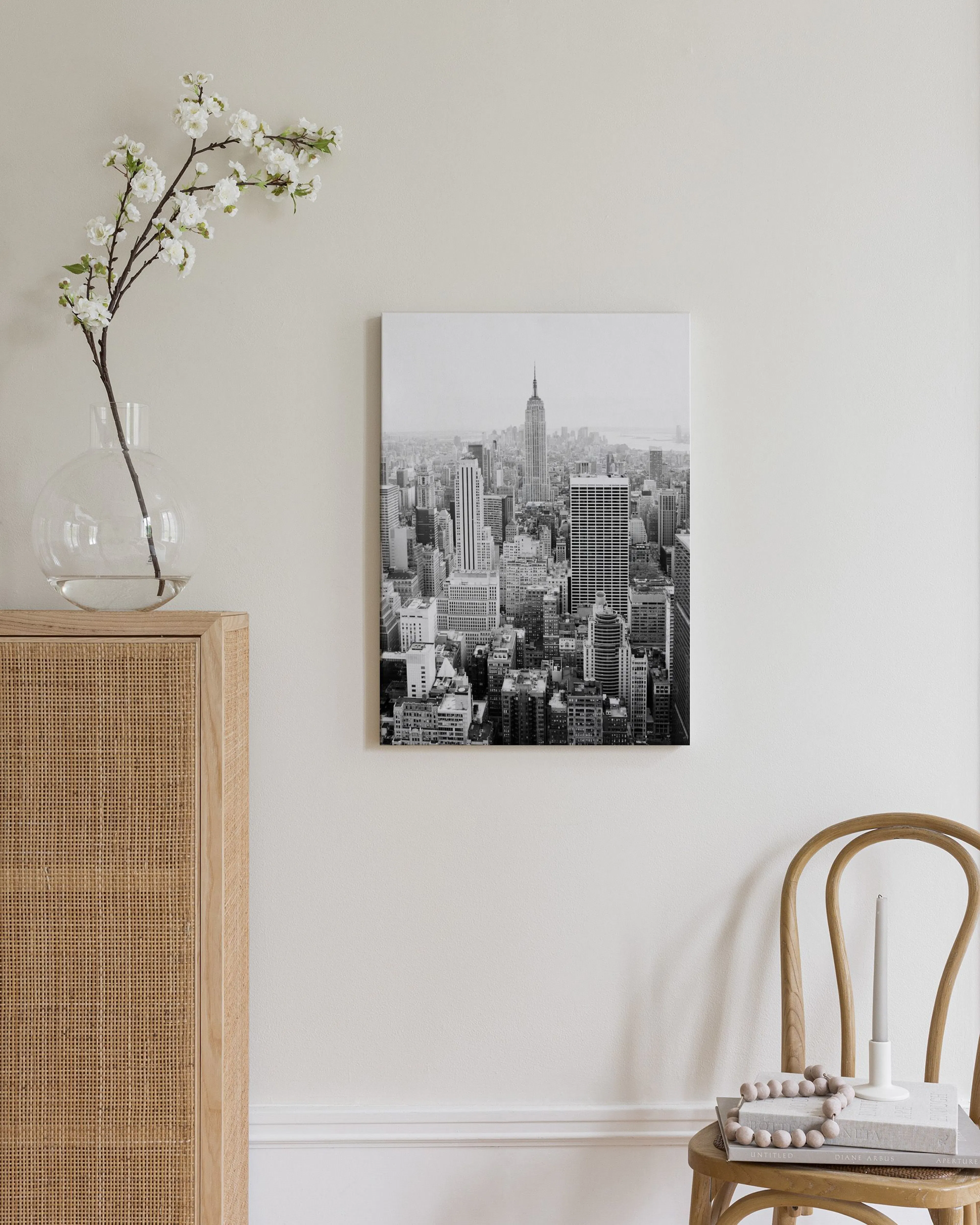 Schwarz-weißes Leinwandbild der New Yorker Skyline mit Empire State Building über Sideboard im Schlafzimmer.