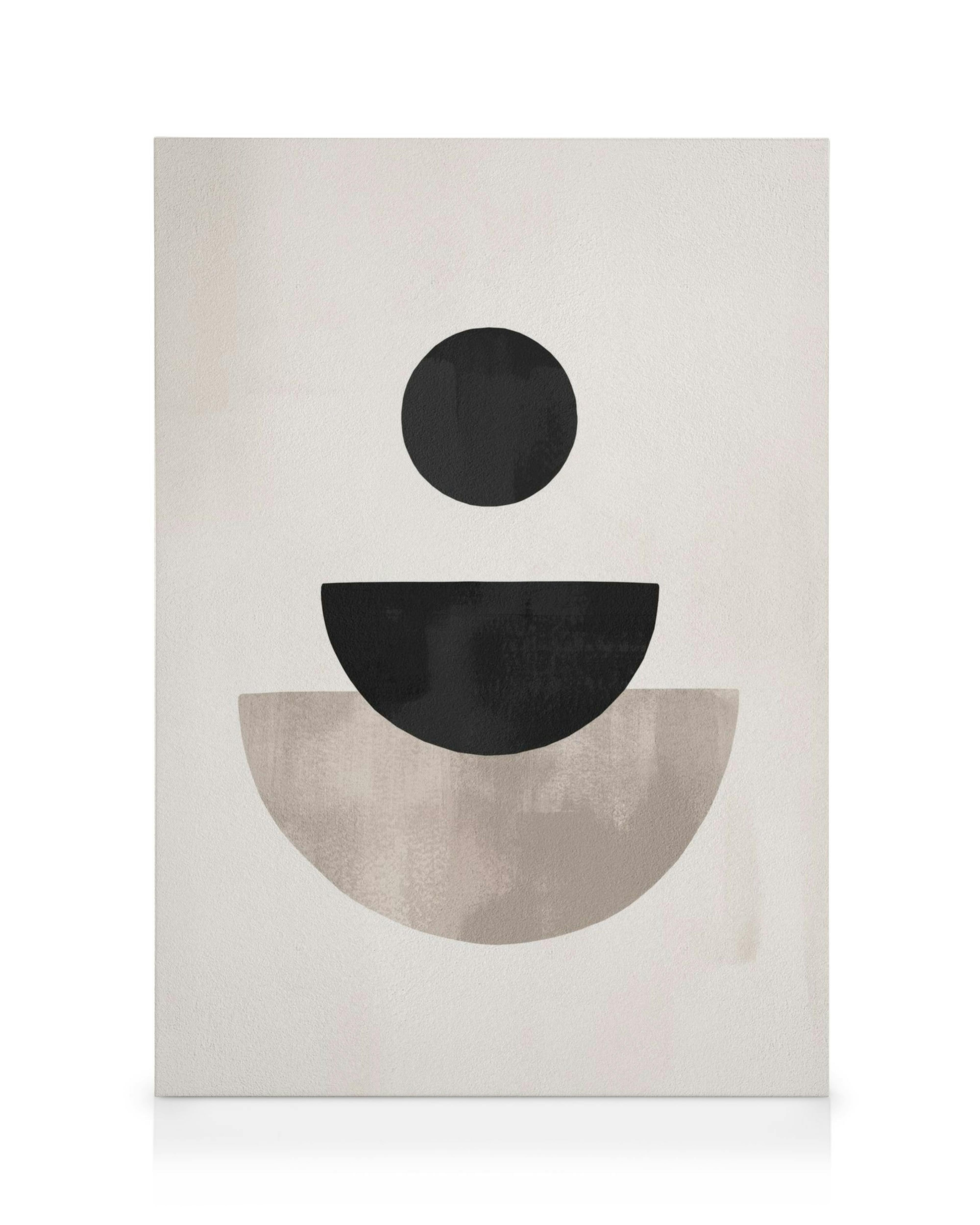 Lienzo con formas geométricas abstractas: un círculo negro, un semicírculo negro y un semicírculo beige, sobre fondo claro.