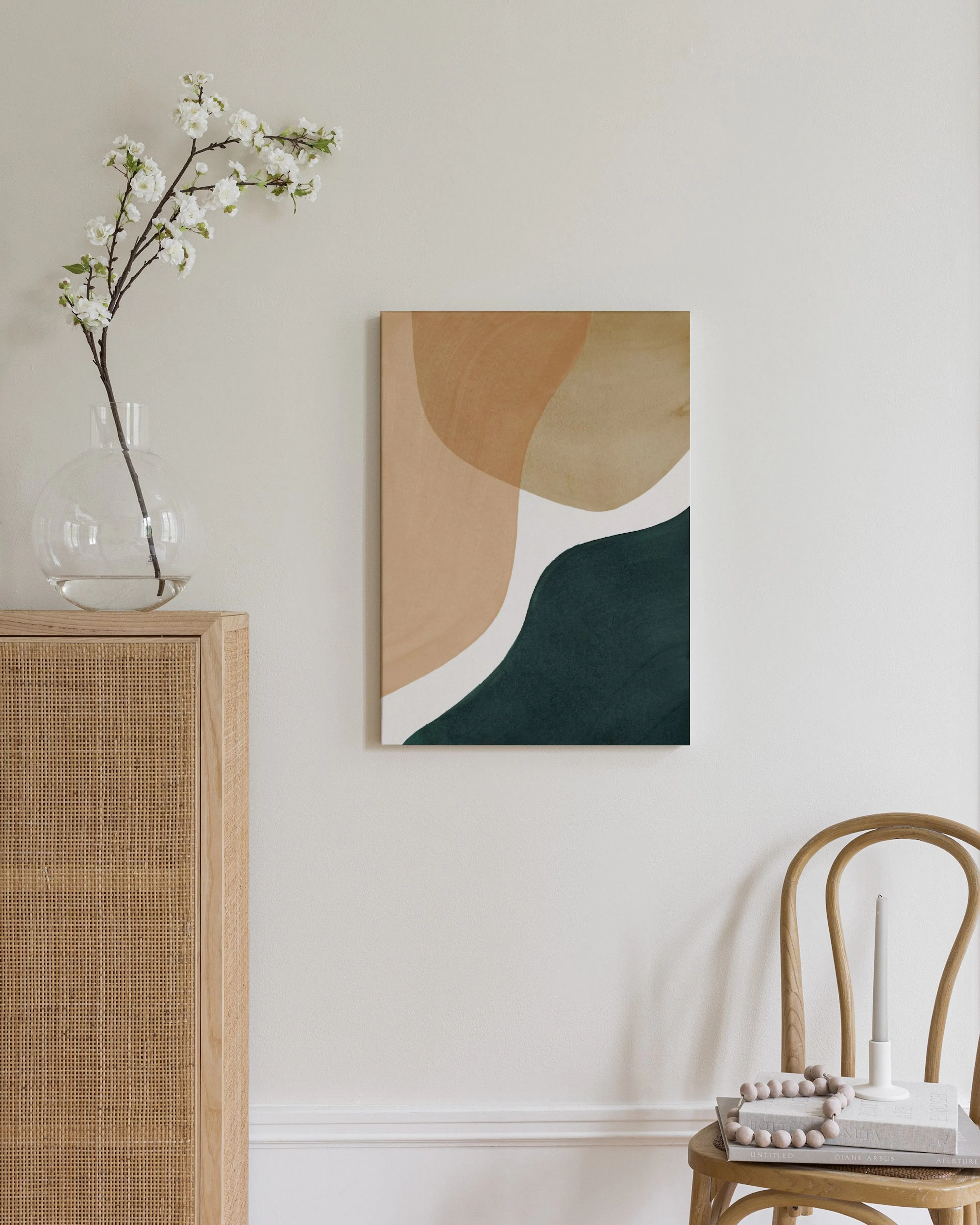 Leinwandbild mit organischen Formen in Beige, Braun und Dunkelgrün, mit weißen Linien, über einem Holzschrank.