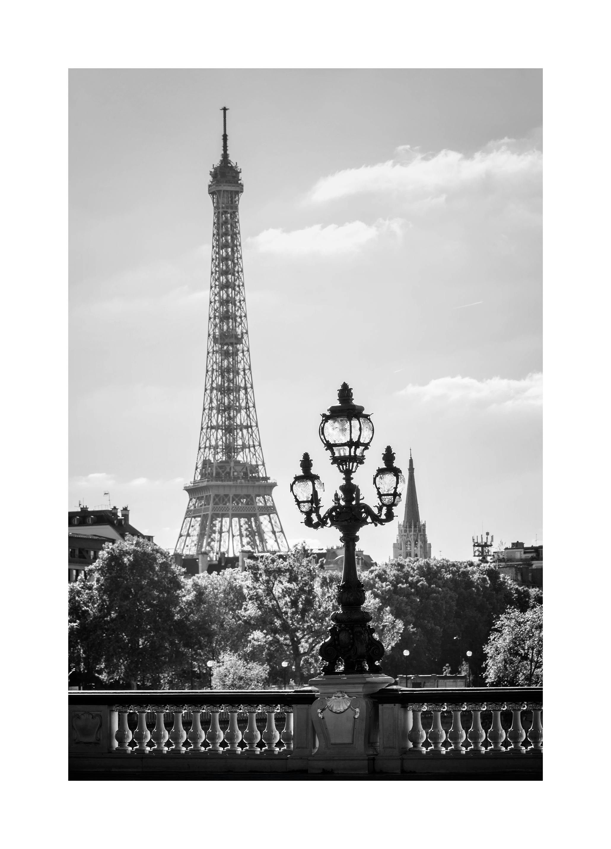 Street Lantern in Paris Poster (50x70 cm) - Poster Store