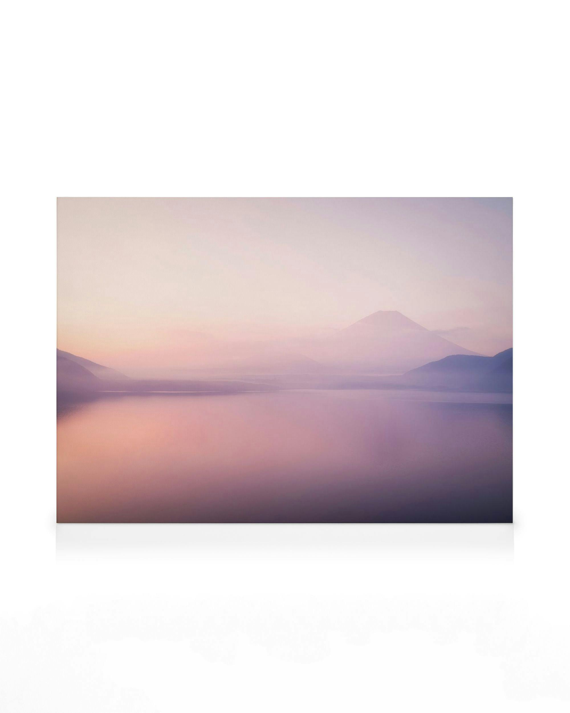 Góra Fuji nad mglistym jeziorem obraz na płótnie (50x70 cm - Ramka dębowa) - Poster Store