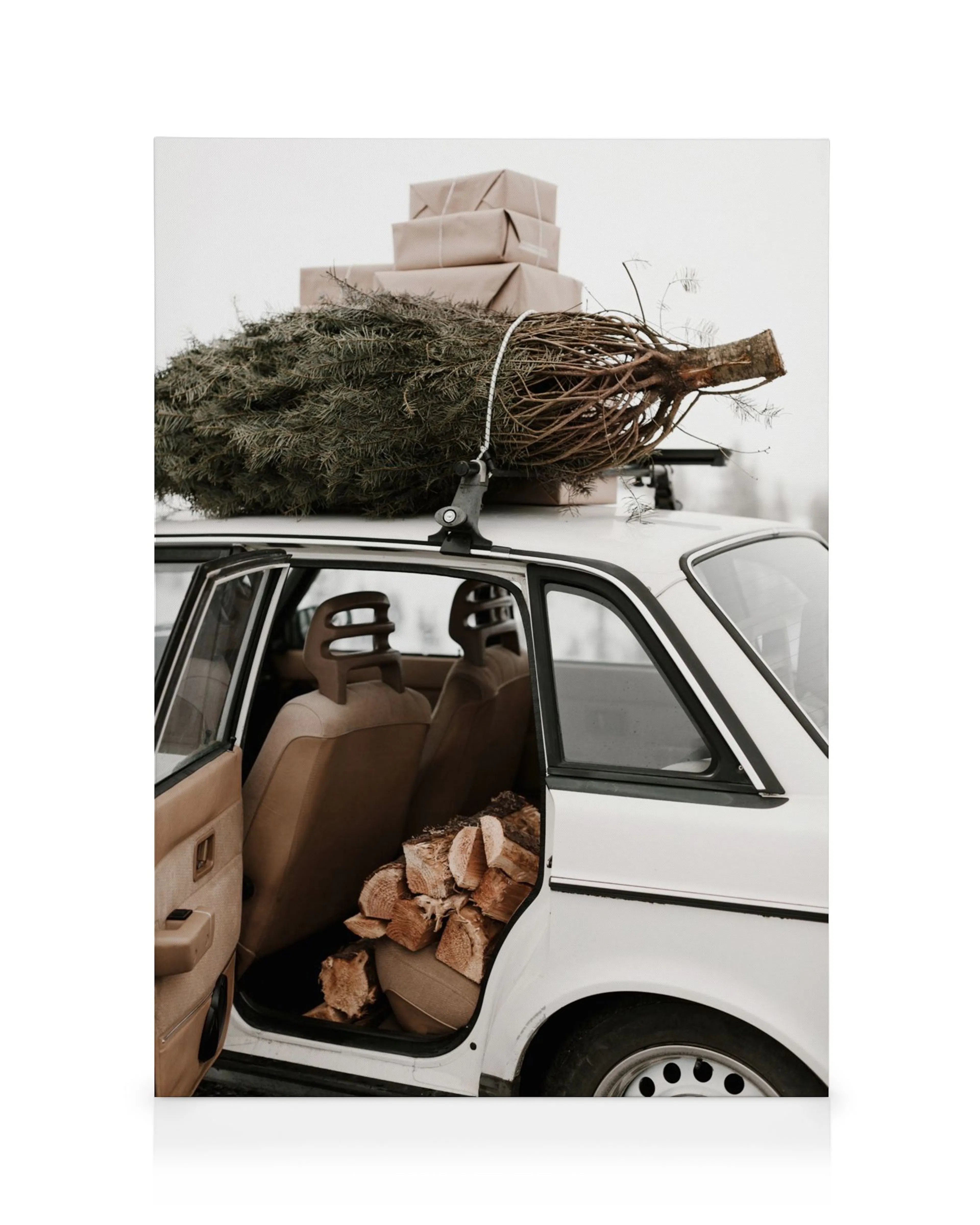 Een canvas van een witte auto met kerstboom en bruine cadeaus op het dak en brandhout op de achterbank.
