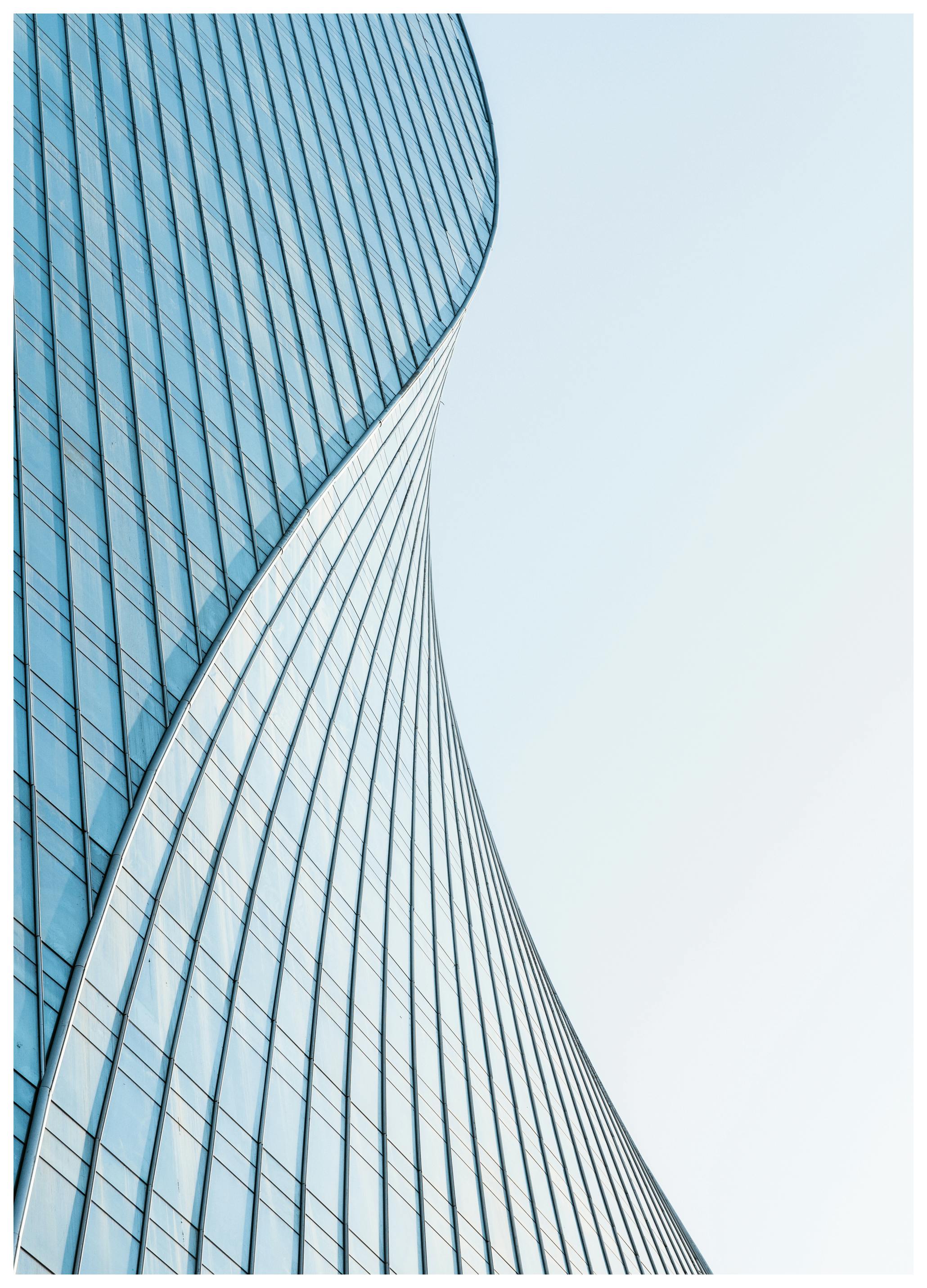Zakrzywiony budynek Plakat (50x70 cm) - Poster Store