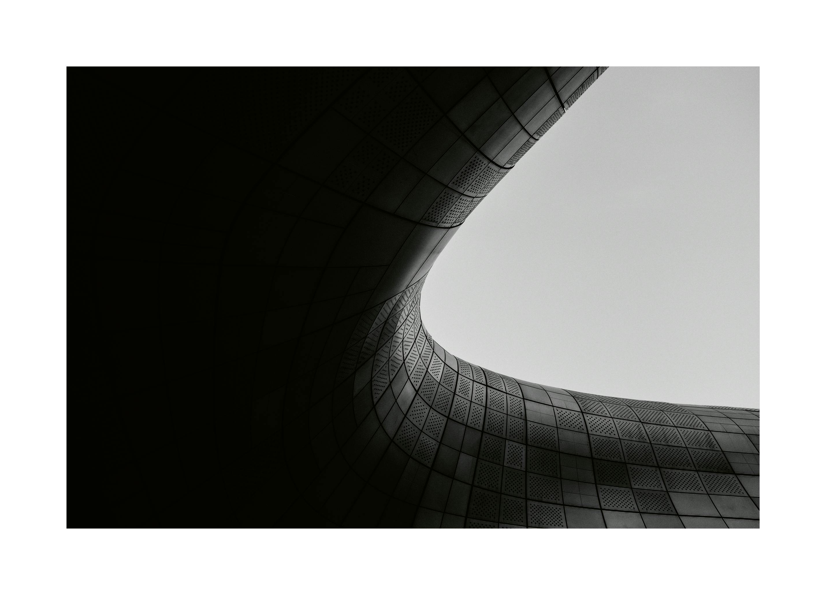 Curved Building Design Poster (21x30 cm) - Poster Store