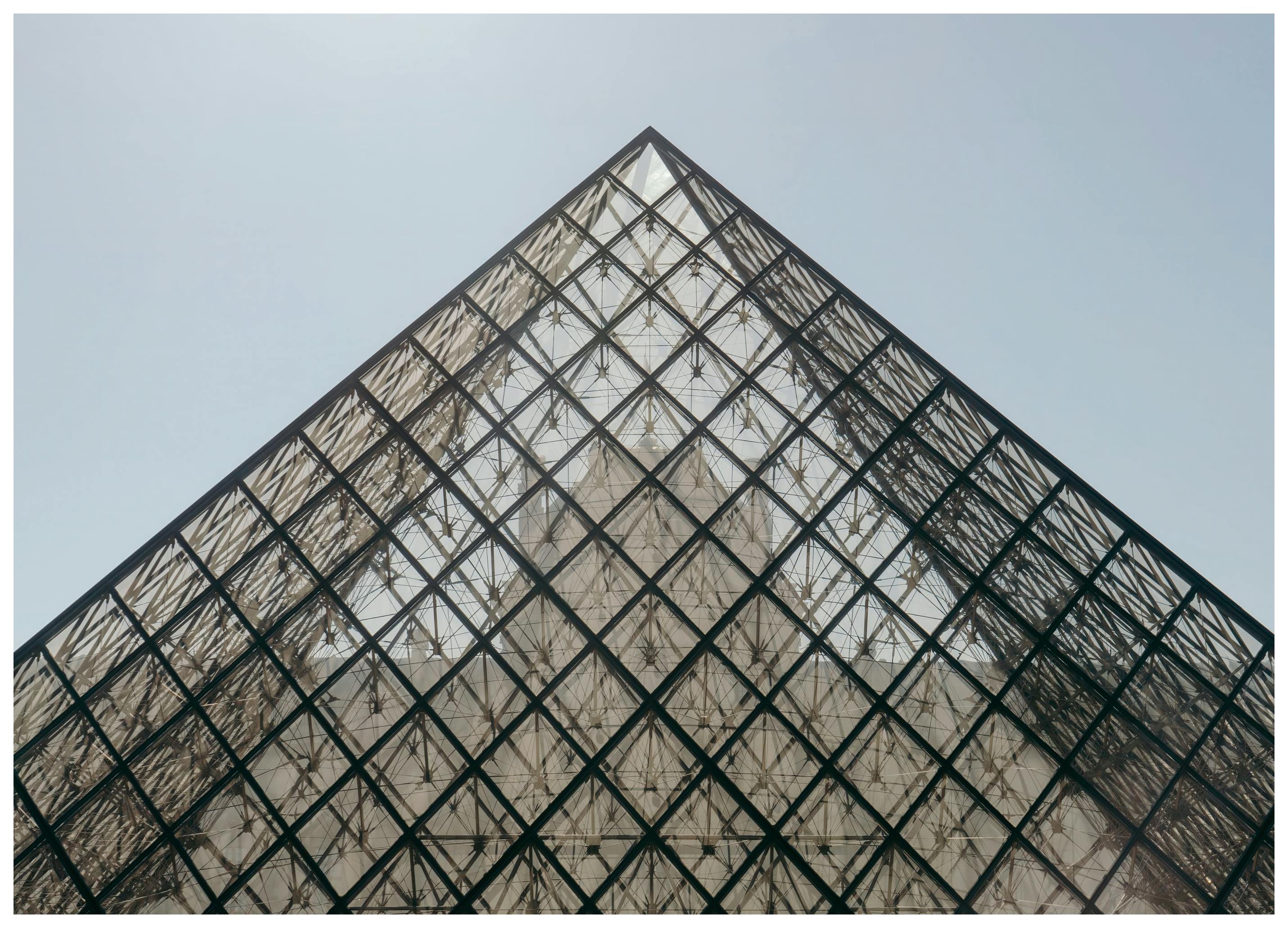 Louvre Piramide Architectuur Poster (50x50 cm) - Poster Store