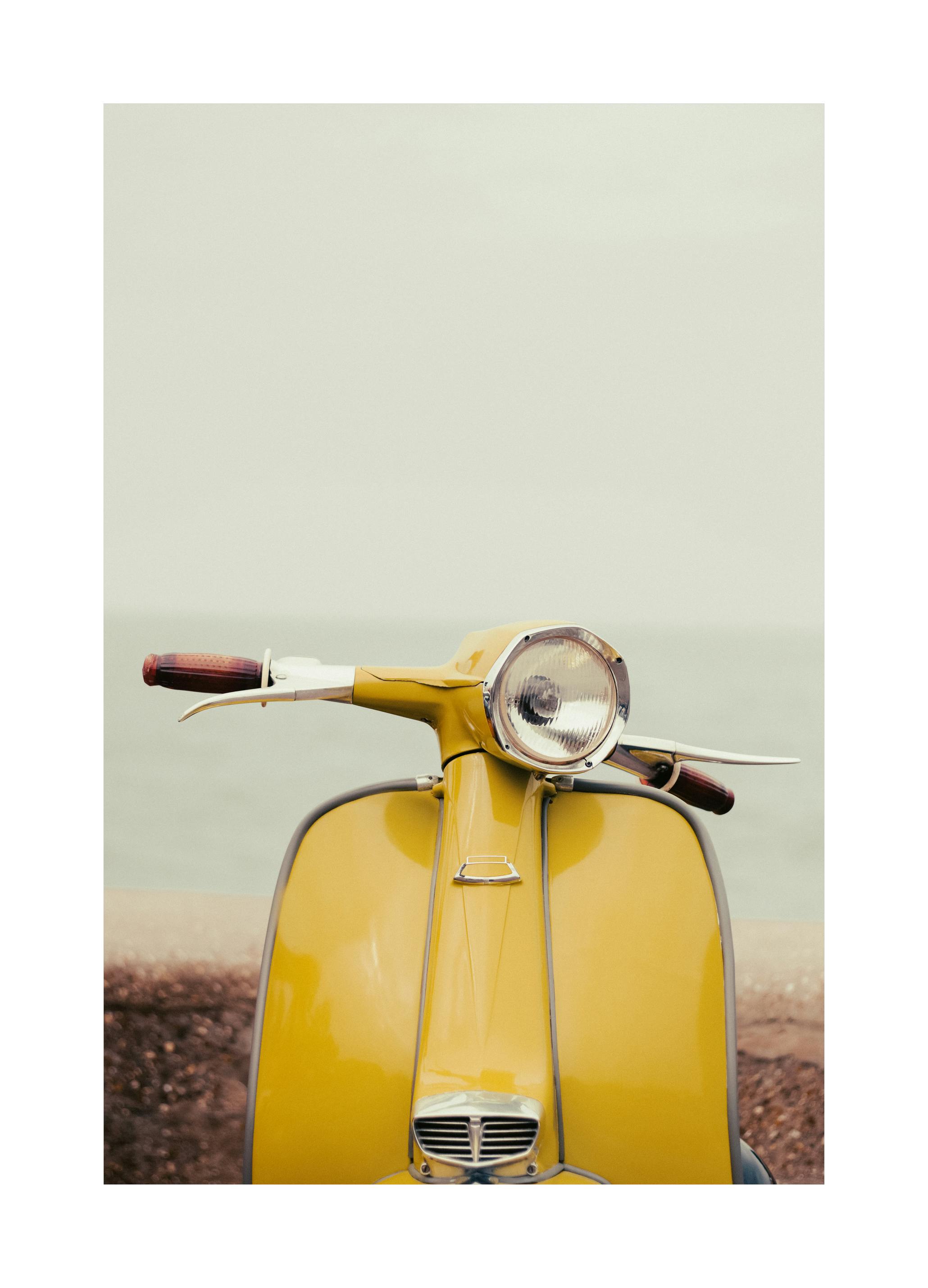Keltainen Vespa Juliste (40x50 cm) - Poster Store