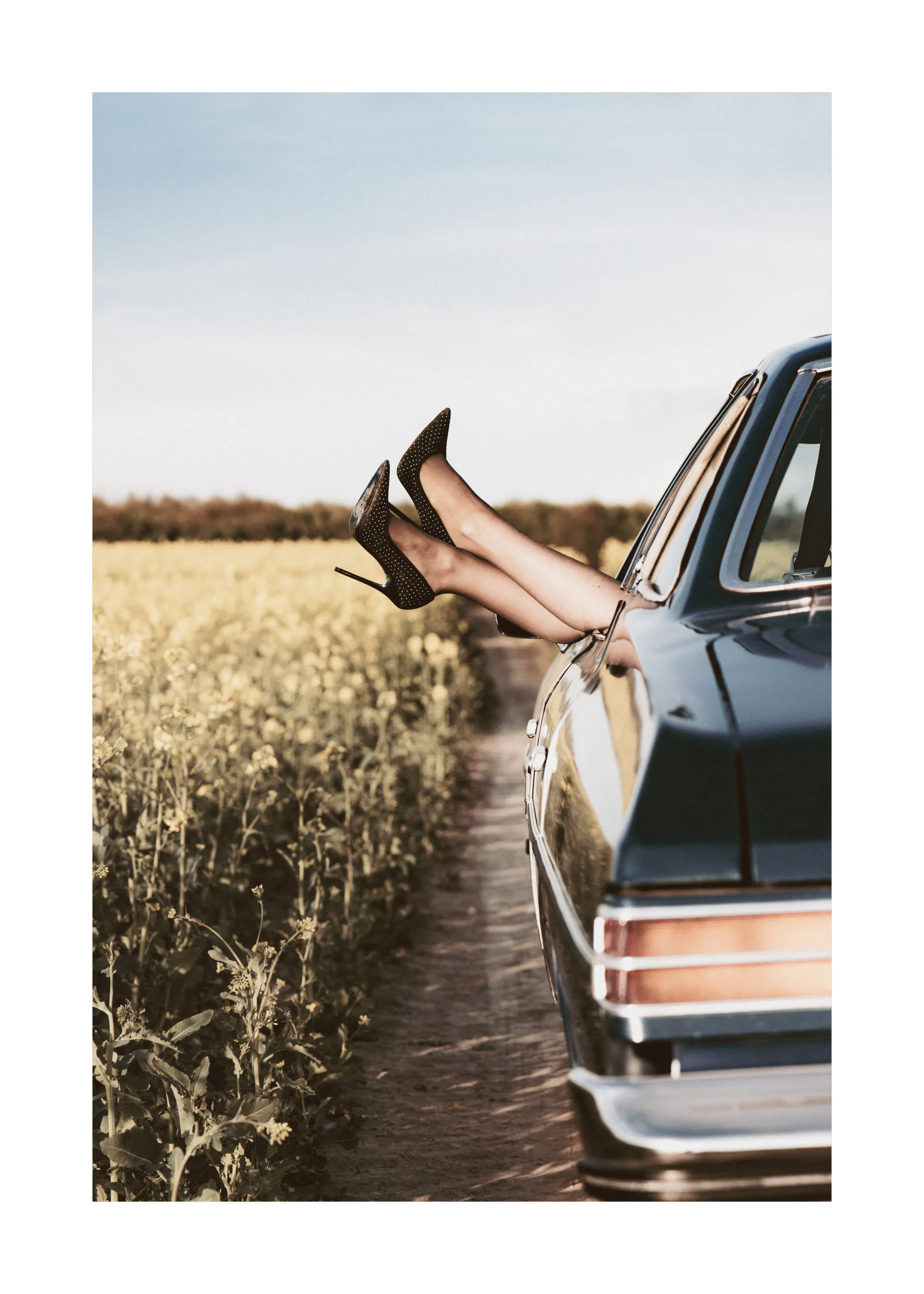 Coche Vintage y Relajación Póster 0