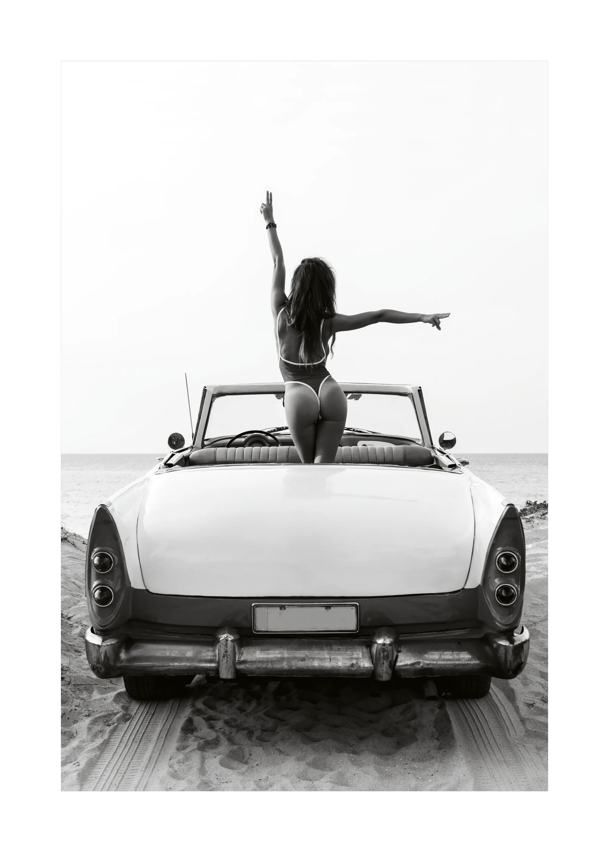 카브리올레 속 여성 포스터 0