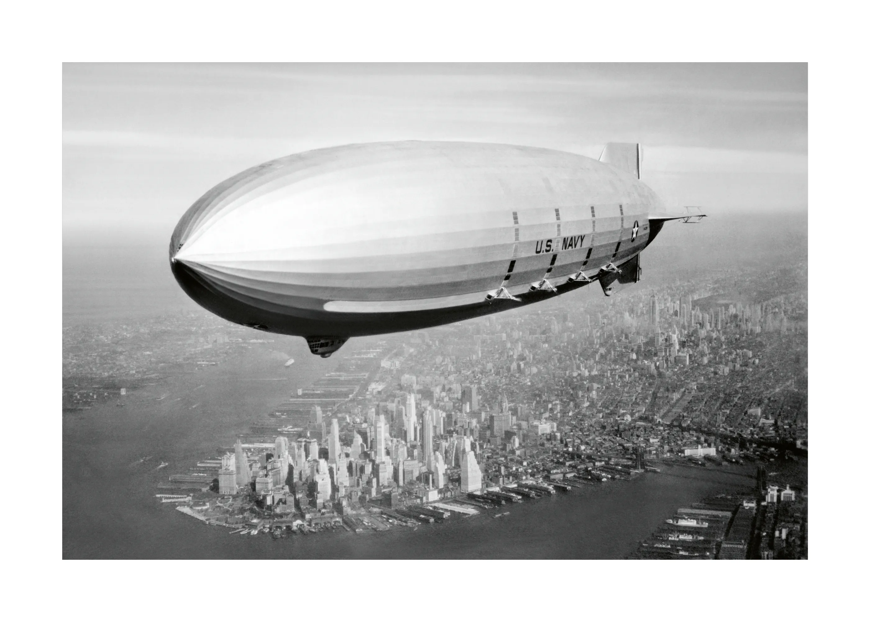 Dirigible sobre la Ciudad Póster 0