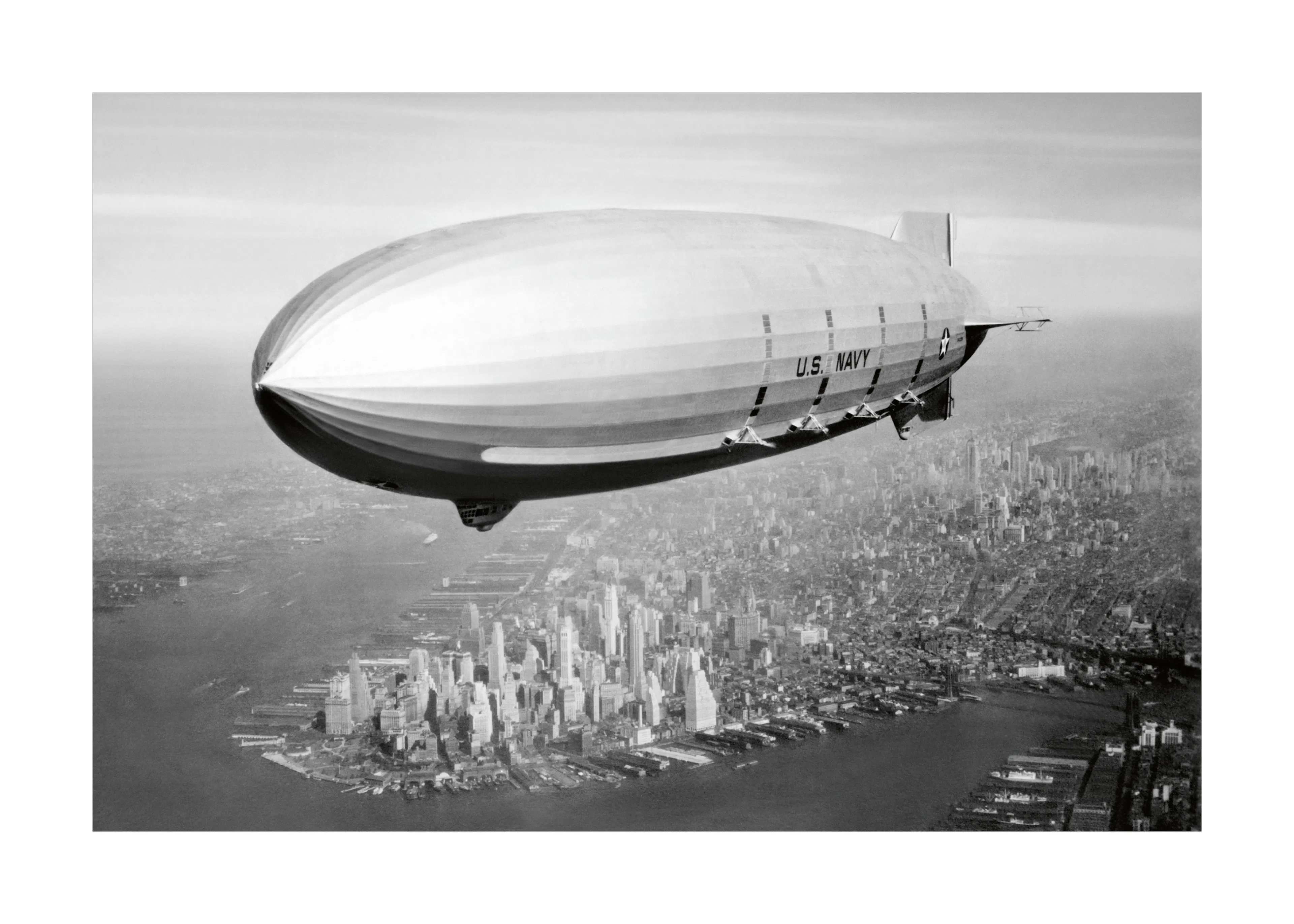 Dirigible sobre la Ciudad Póster 0