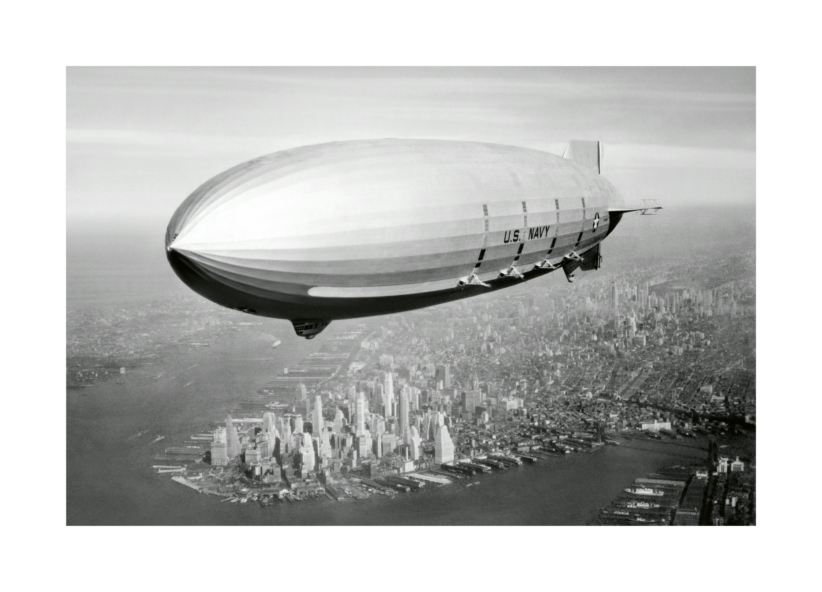 Airship Over City Poster (50x70 cm) - Poster Store